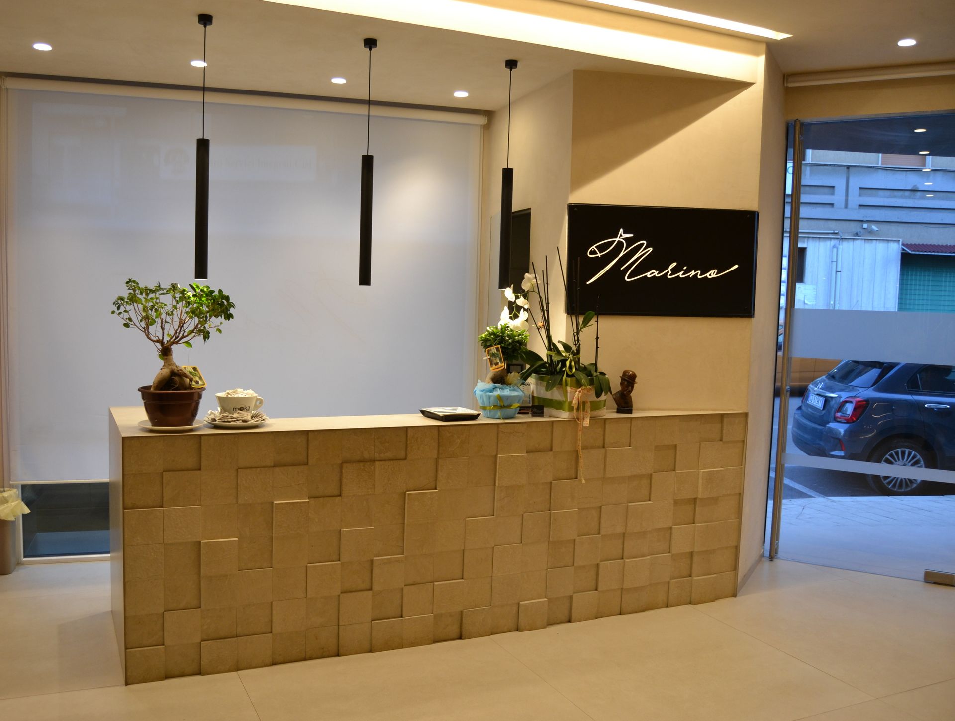 Un edificio con un cartello che dice ristorante