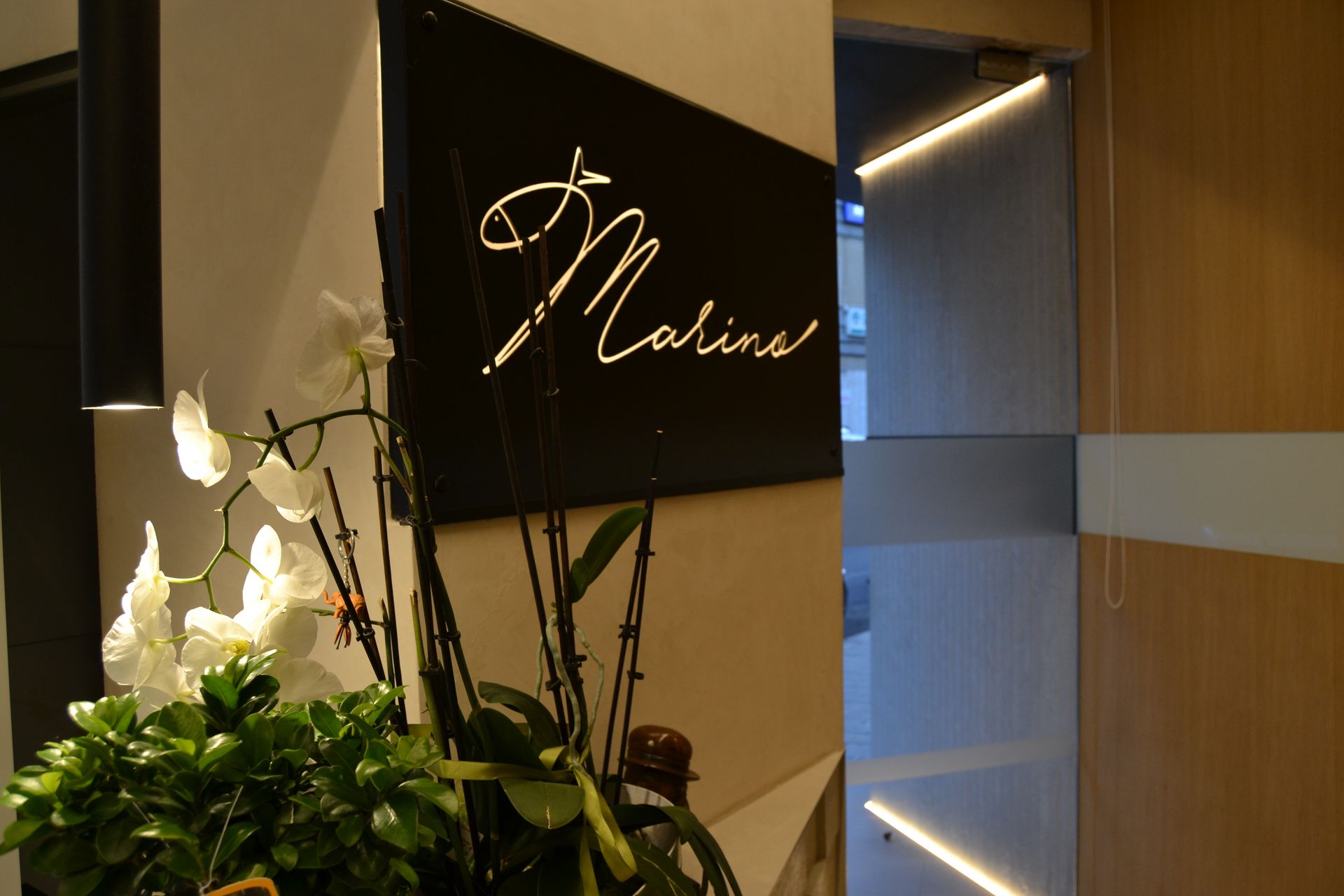 Un ristorante con un lungo tavolo e sedie e una barra di ricerca.