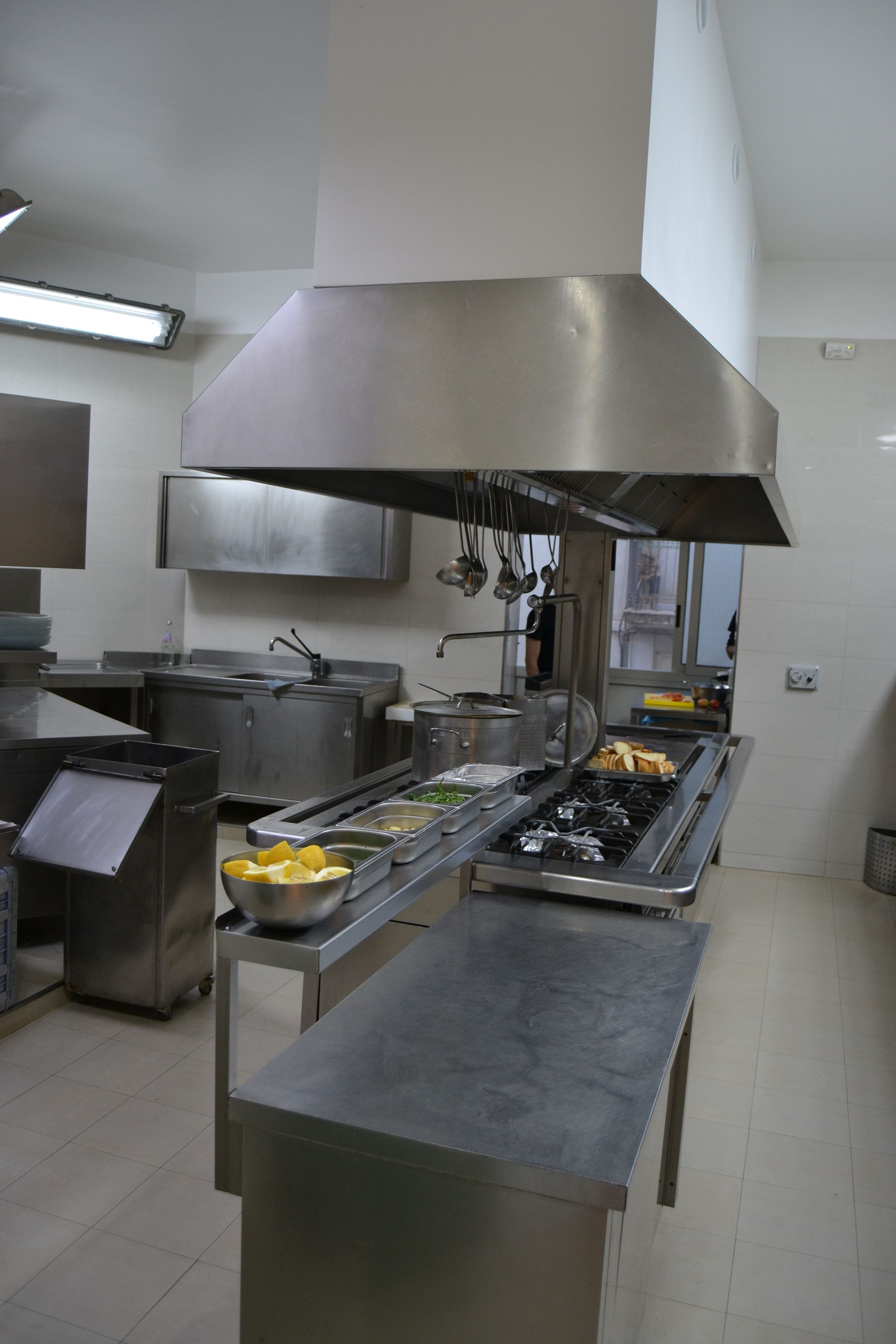 Una varietà di frutti di mare tra cui gamberi e pesce sul ghiaccio