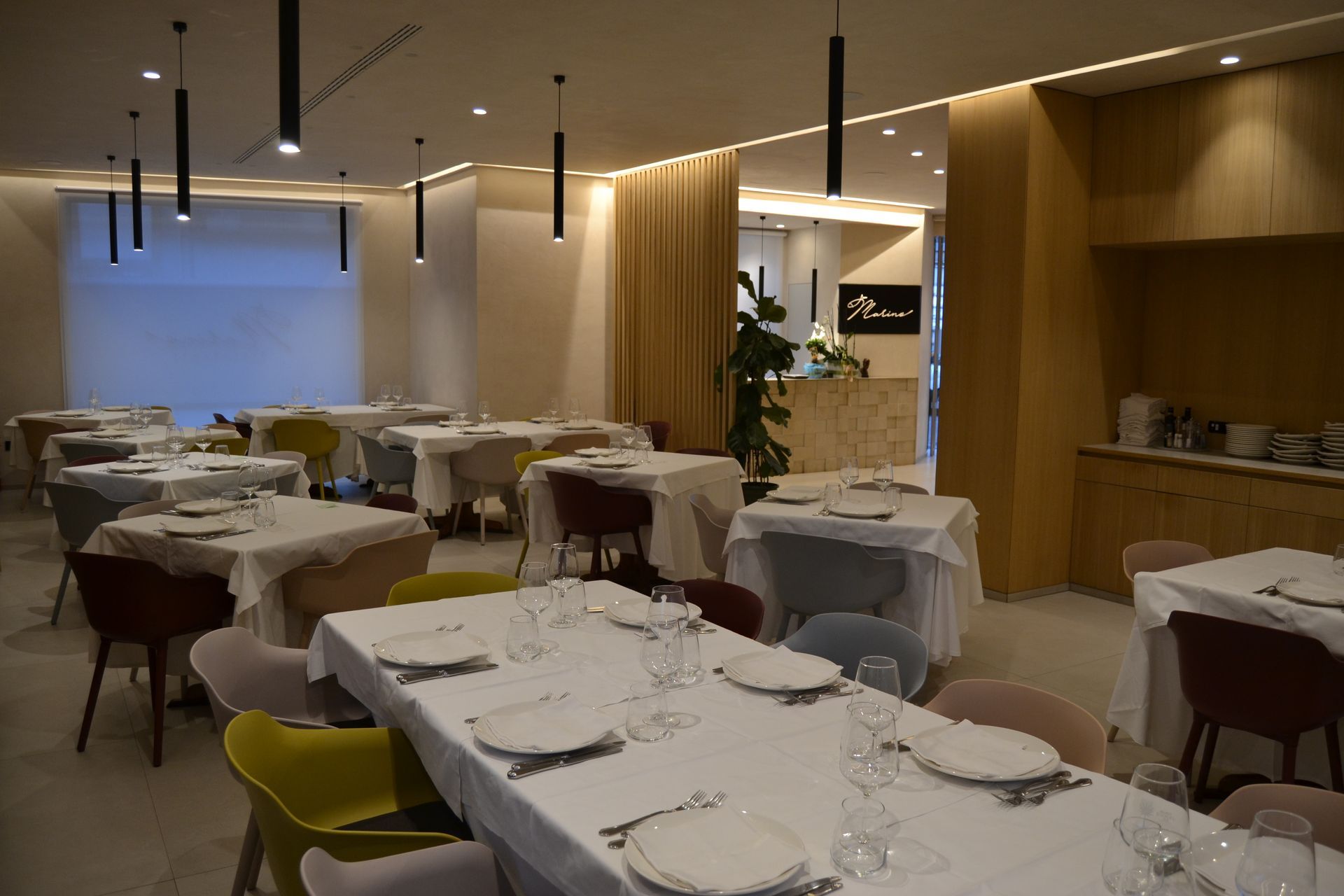 Un grande edificio con una croce in cima