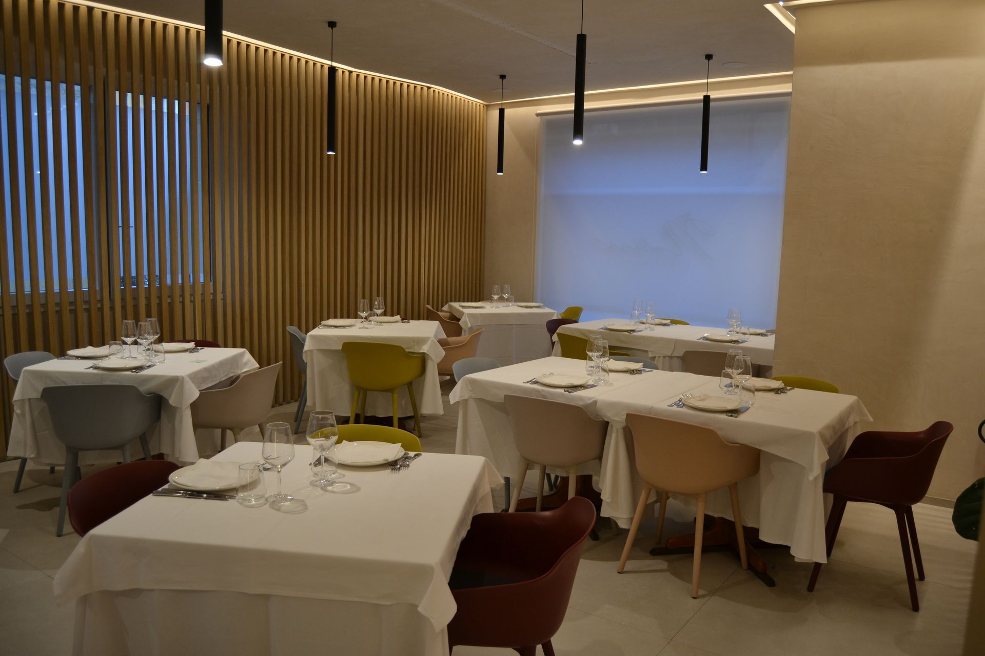 Un ristorante con tavoli e sedie si chiama marina