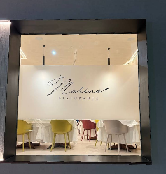 Un ristorante con tavoli e sedie si chiama marina