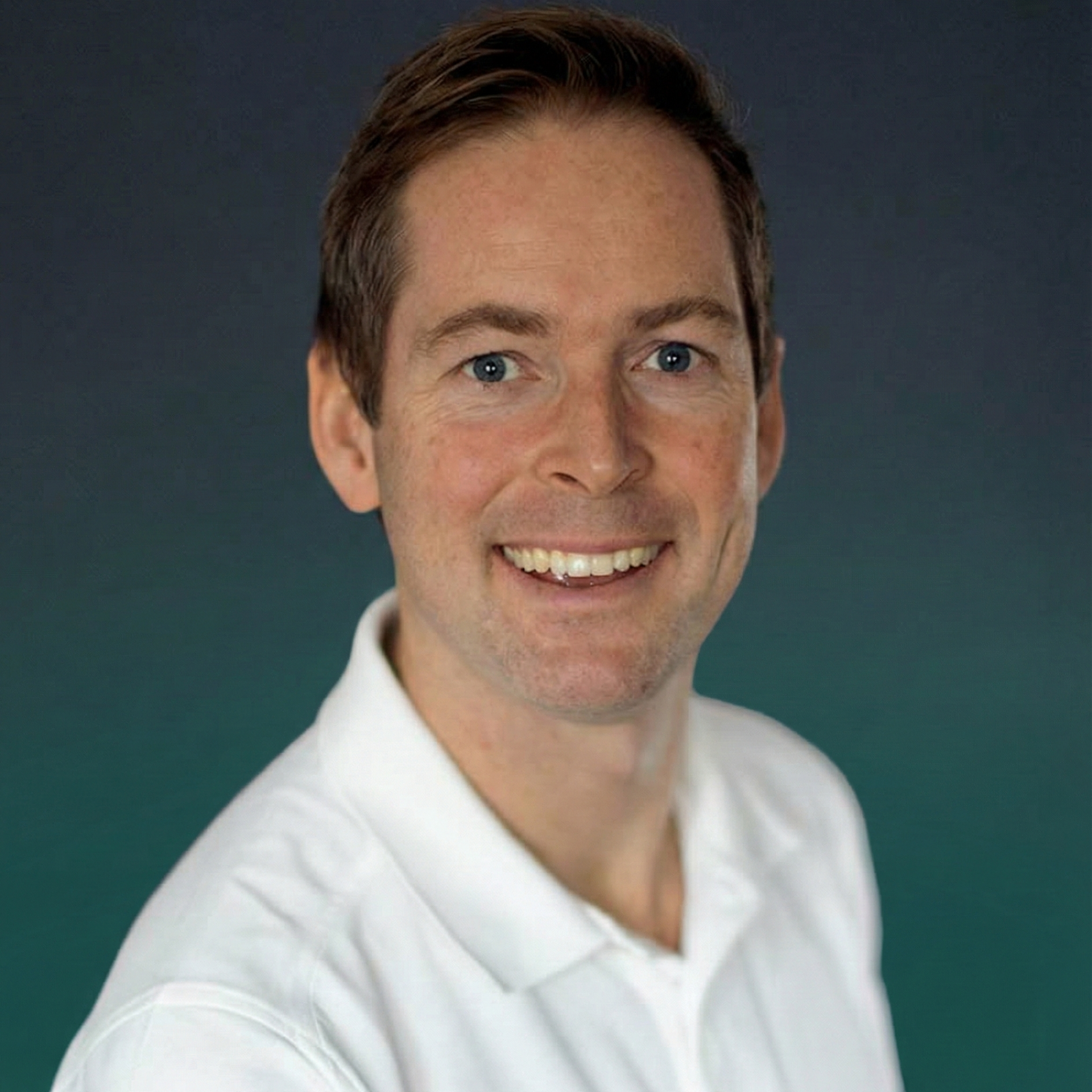 Kiropraktor Svein-Kyrre. Smilende mann i en hvit poloskjorte mot en blågrønn og grå gradientbakgrunn.