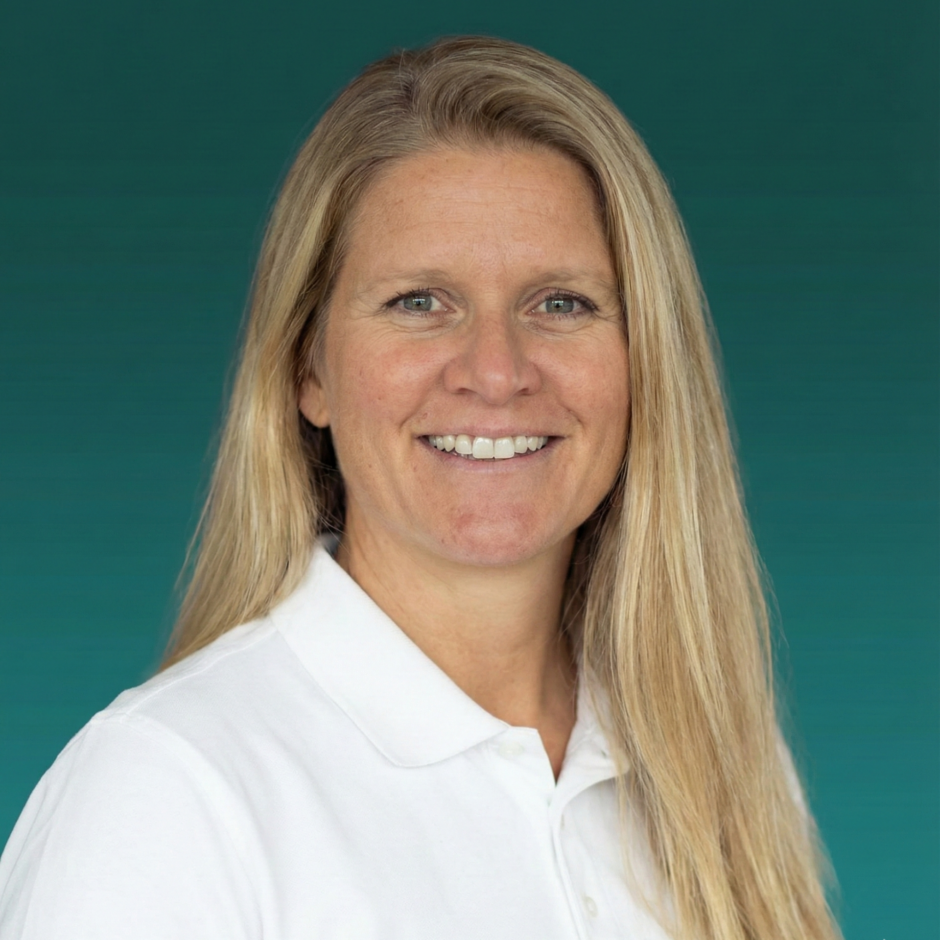 Fysioterapeut Tonje Møyner. Kvinne med langt blondt hår, smilende, iført en hvit poloskjorte, mot en blågrønn bakgrunn.