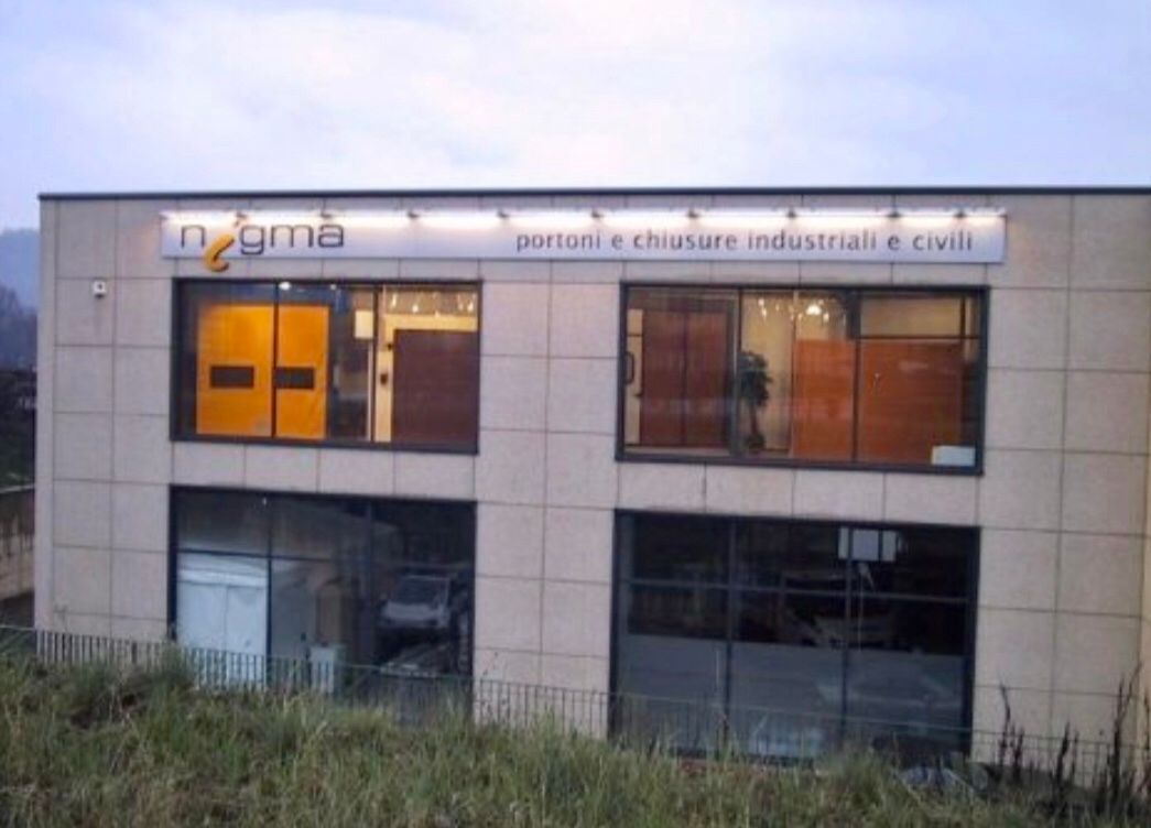 Un edificio con un cartello che dice