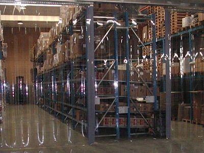 Una stanza con una porta industriale a strisce