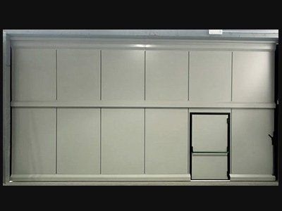 Un muro bianco con una porta al centro