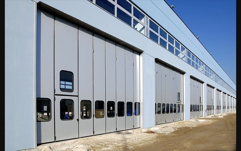 Un grande edificio con molte porte e finestre