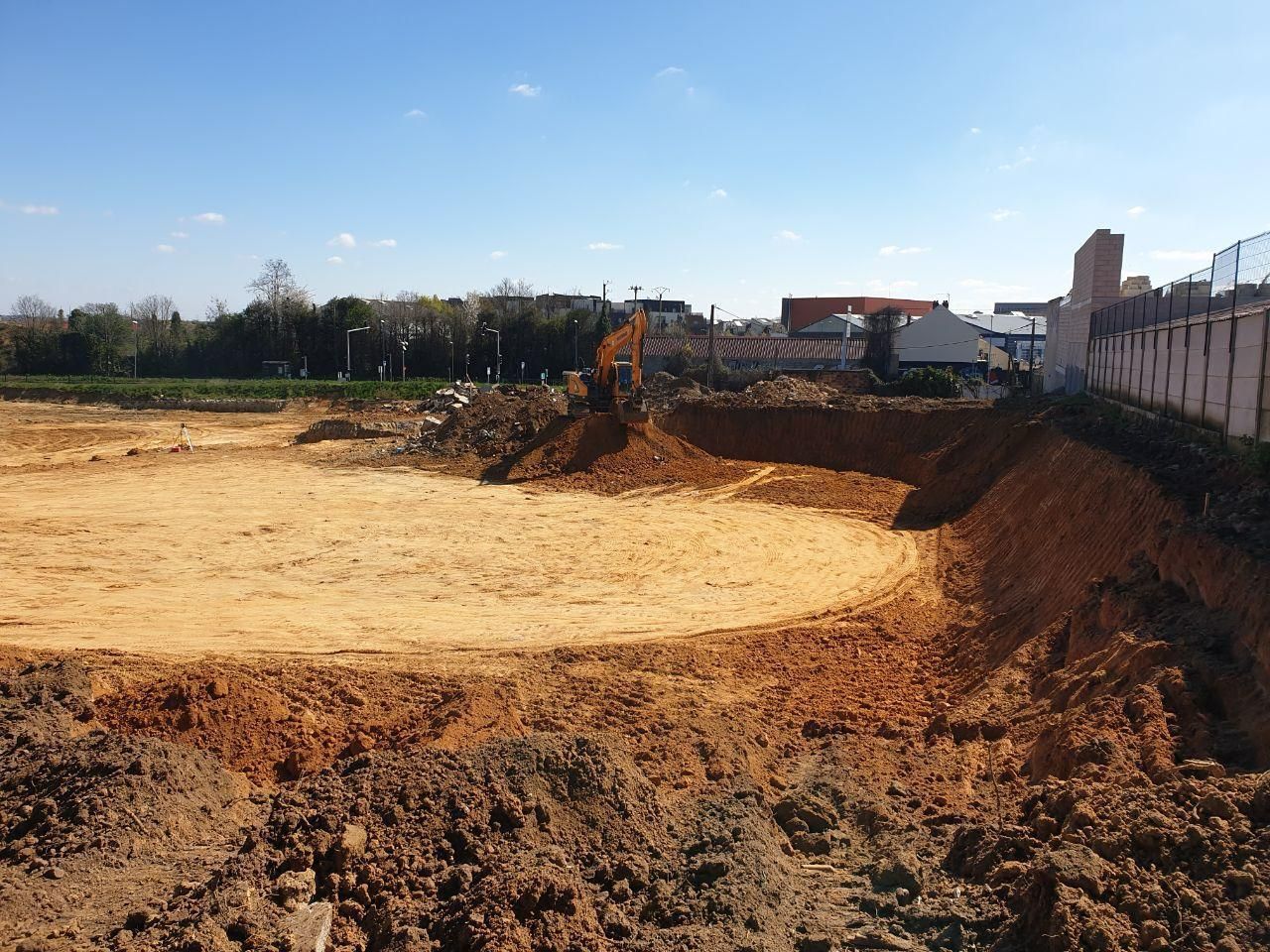 Un gros tas de terre se trouve au sommet d’un champ de terre.