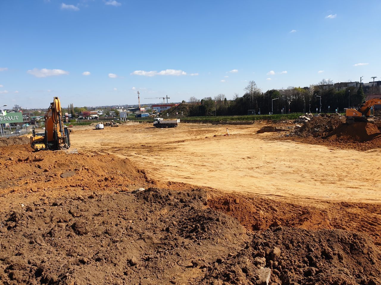 Un homme conduit un bulldozer dans un champ de terre.