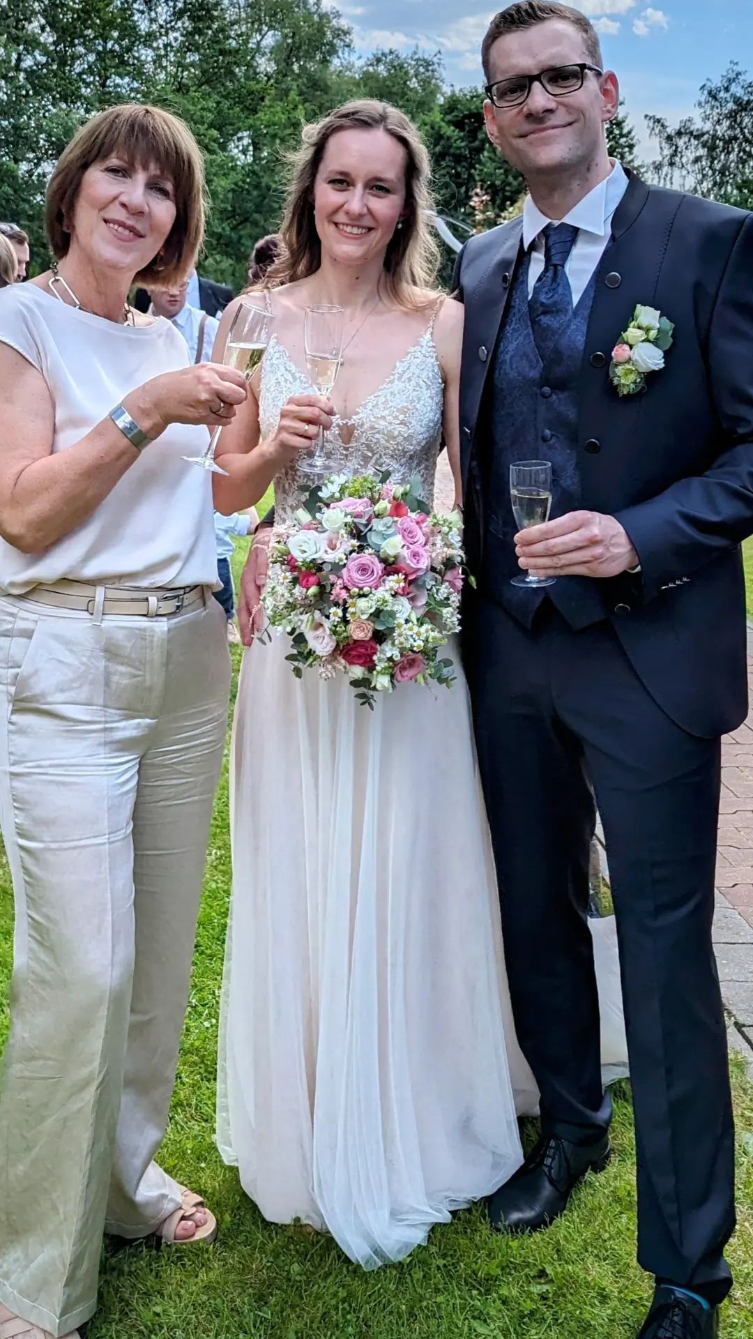 Eine Braut und ein Bräutigam posieren für ein Foto.