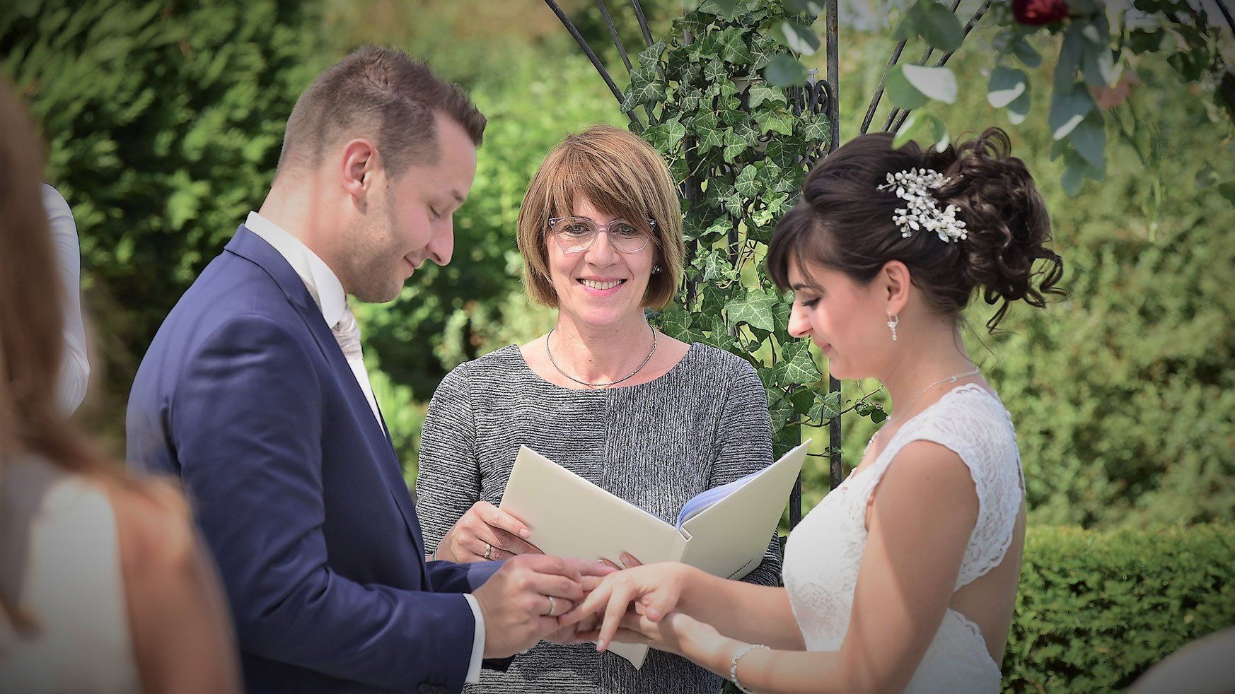 Eine Braut und ein Bräutigam heiraten bei einer Hochzeitszeremonie.
