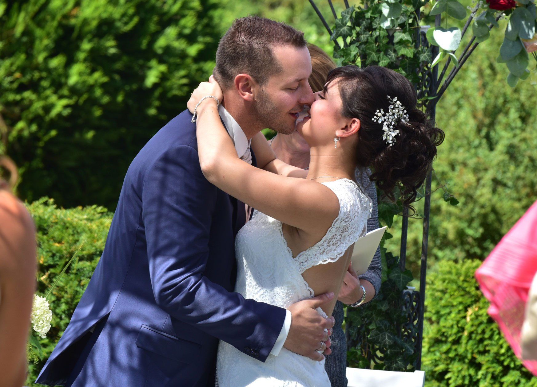 Eine Braut und ein Bräutigam küssen sich während ihrer Hochzeitszeremonie.