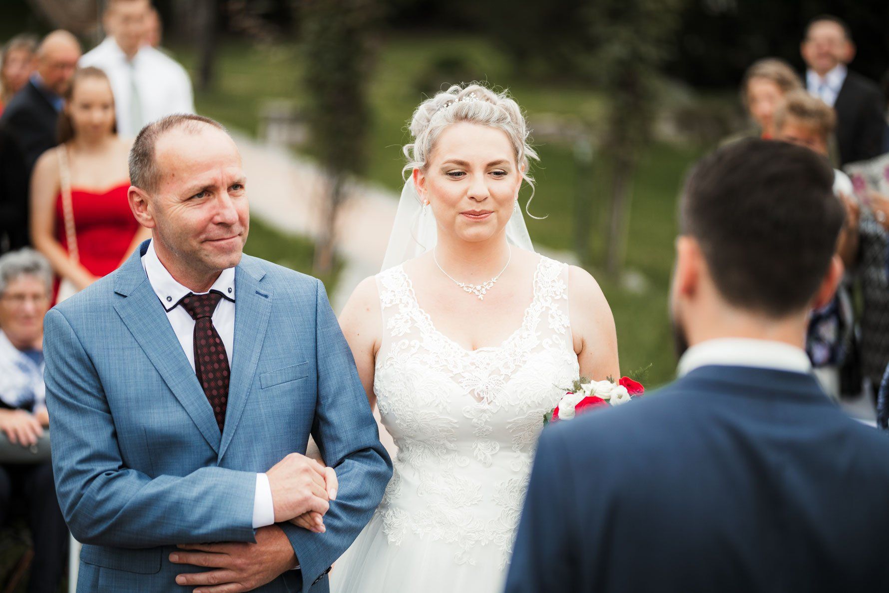 Bei ihrer Hochzeitszeremonie schreiten Braut und Bräutigam den Gang entlang.
