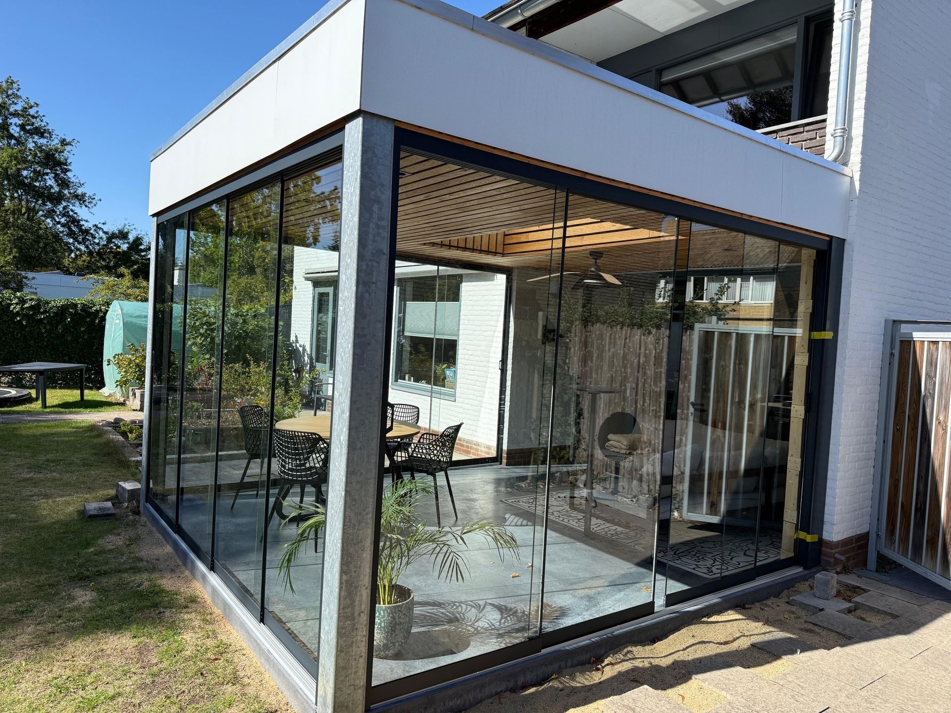Ontdek de glazen schuifwanden van VerandaGo. Stijlvol, functioneel en perfect voor jouw veranda
