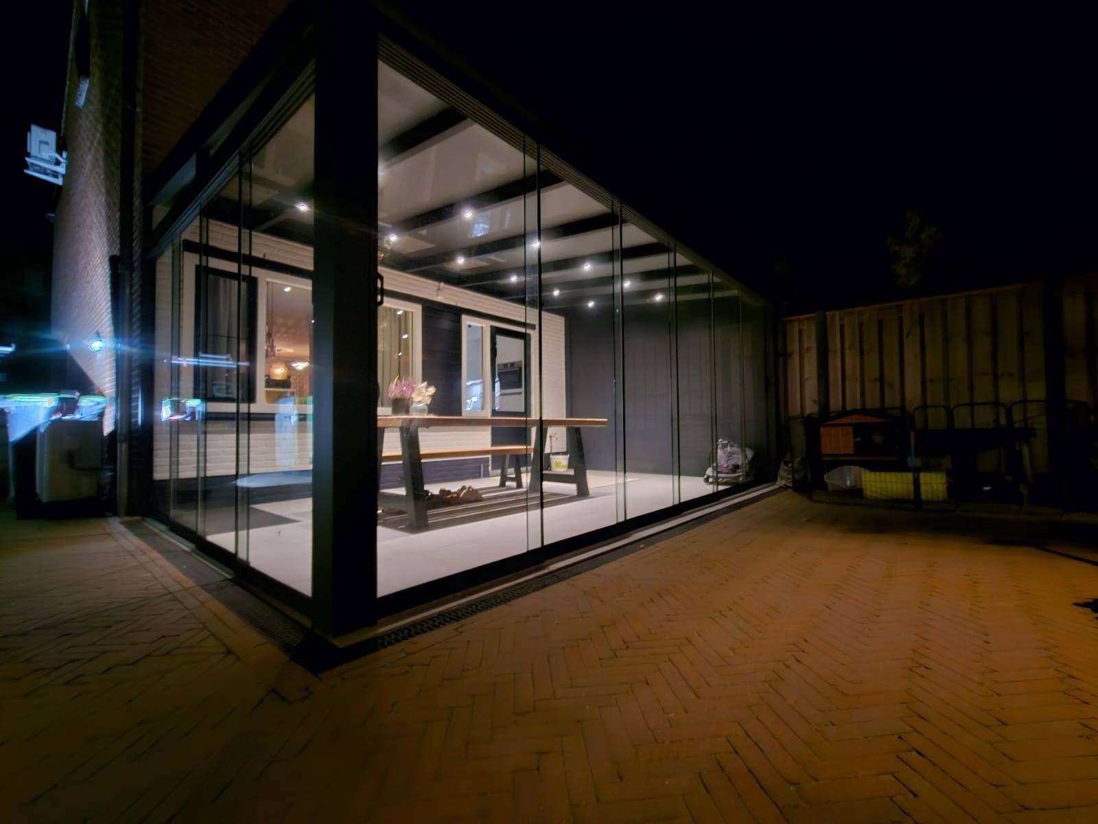 Tuinkamer met aluminium rabat zijwand en schuifbare glazen wanden - Montage van moderne aluminium