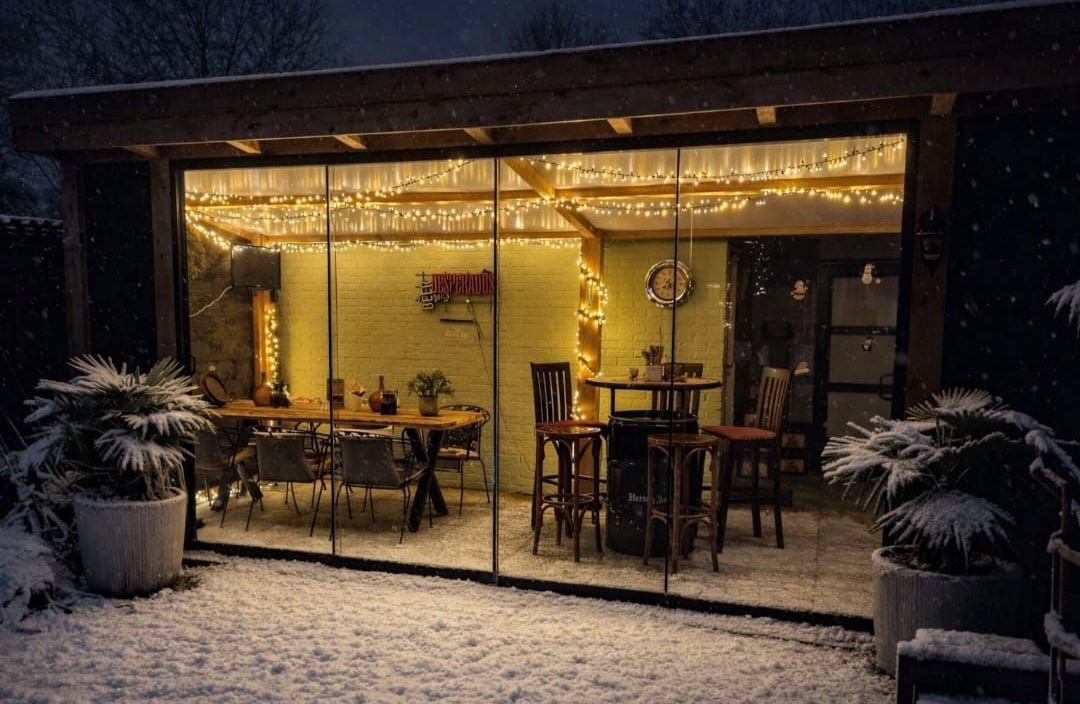Winterse veranda met glazen schuifwanden in Terborg