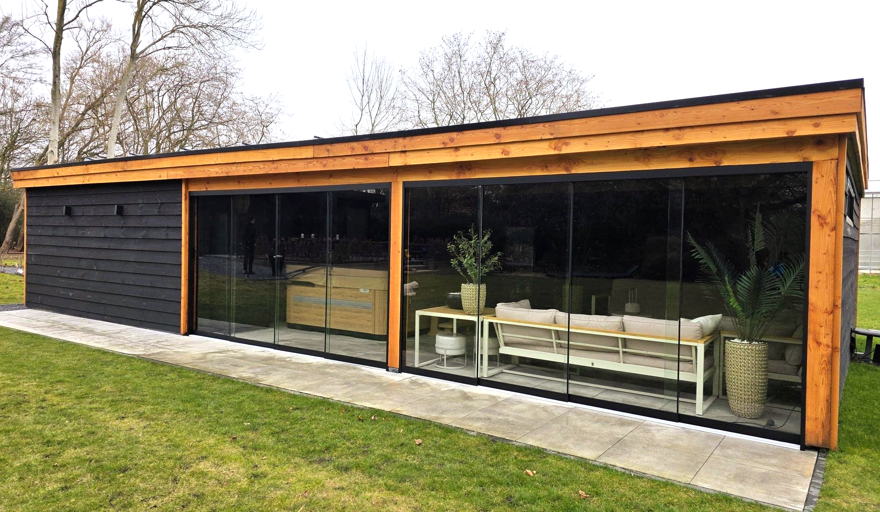 In Huissen realiseerde VerandaGo een tuinkamer op maat en glazen schuifwanden