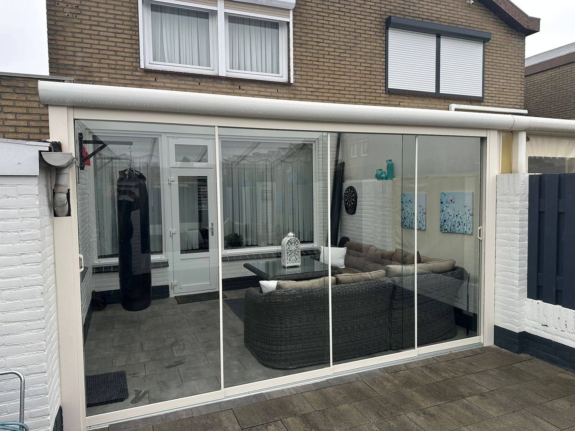 Glazen schuifwanden geplaatst onder bestaande overkapping in Venlo