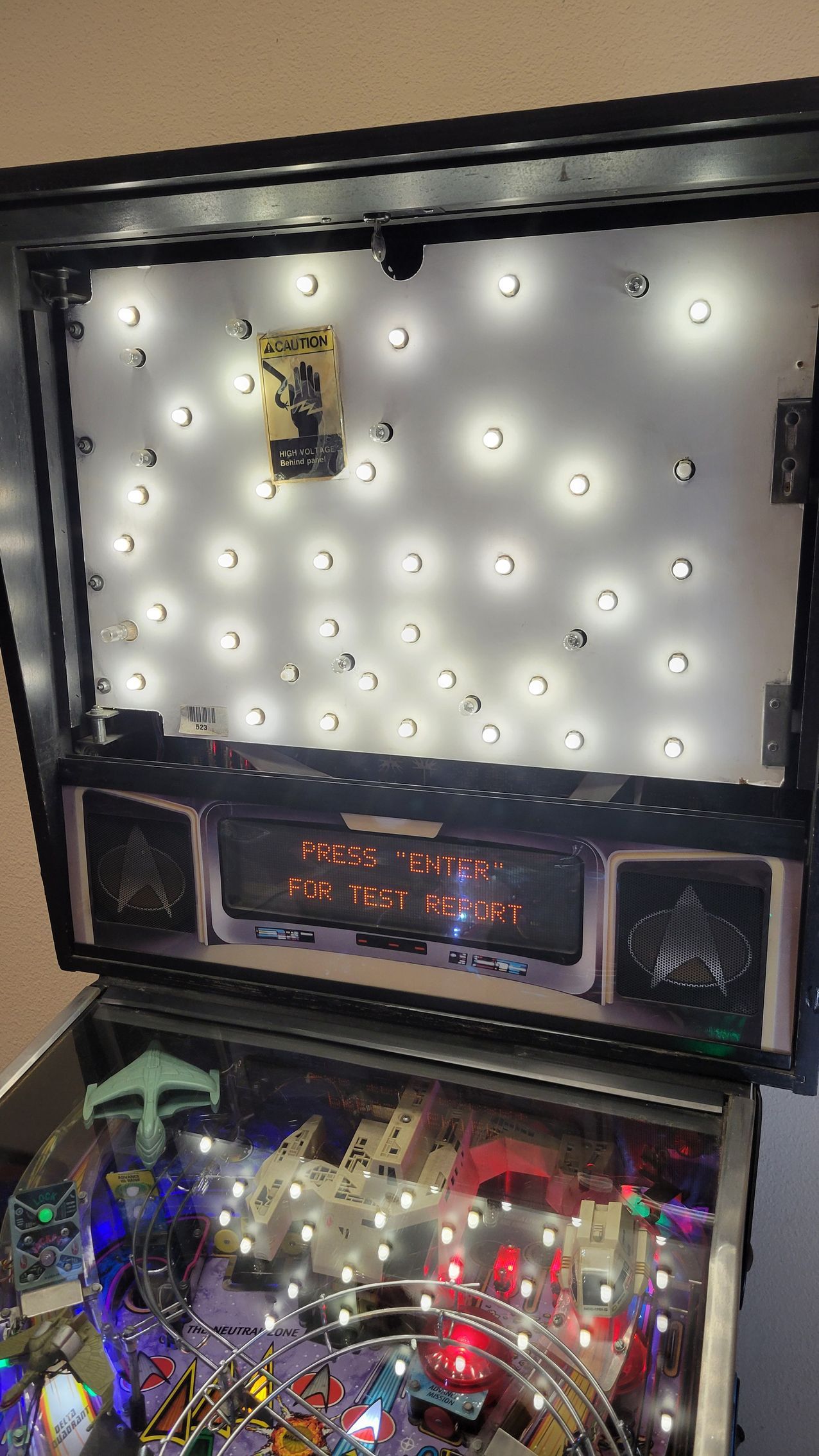 A pinball machine with a lot of lights on it