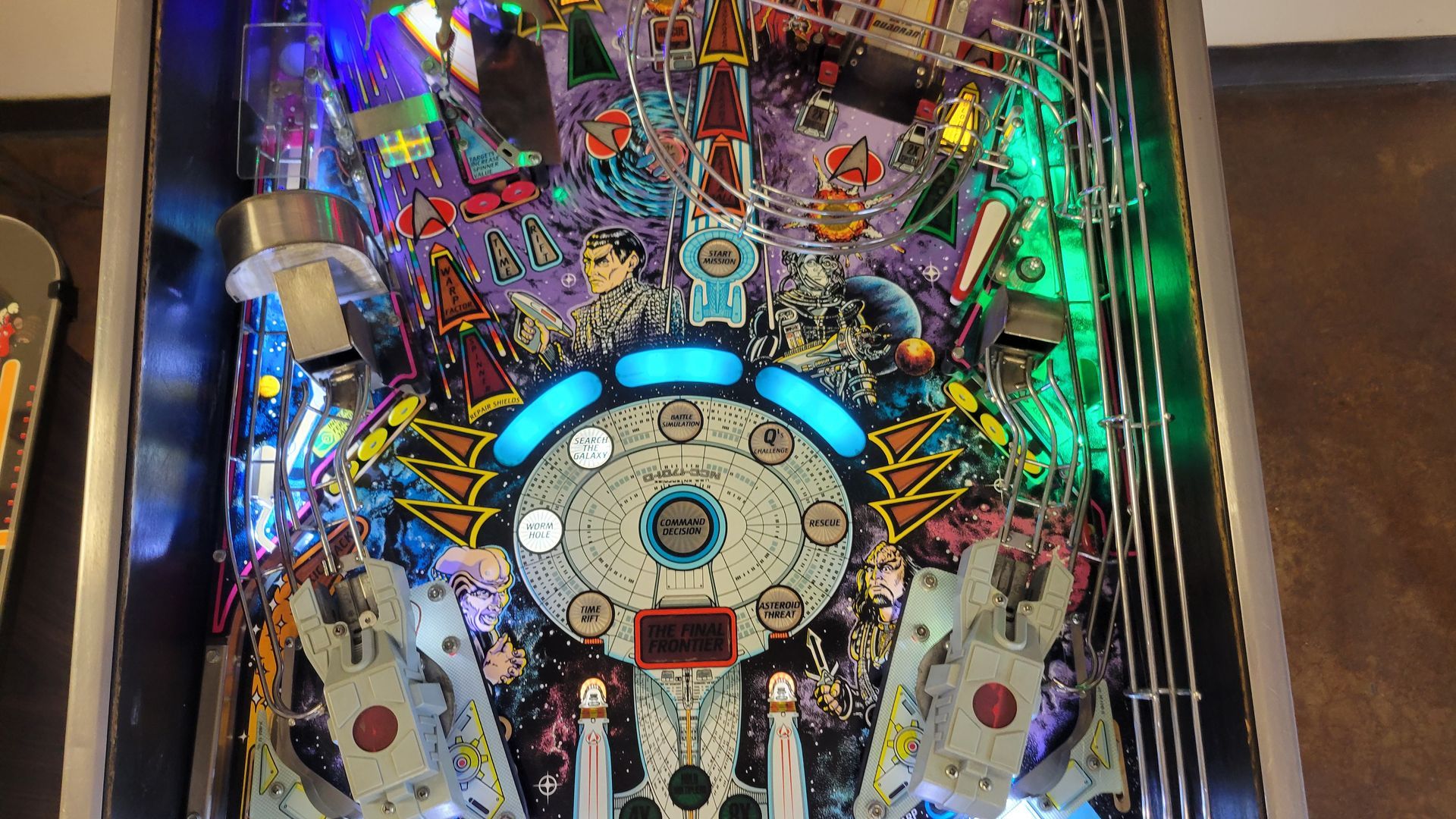 A pinball machine is sitting on a table.