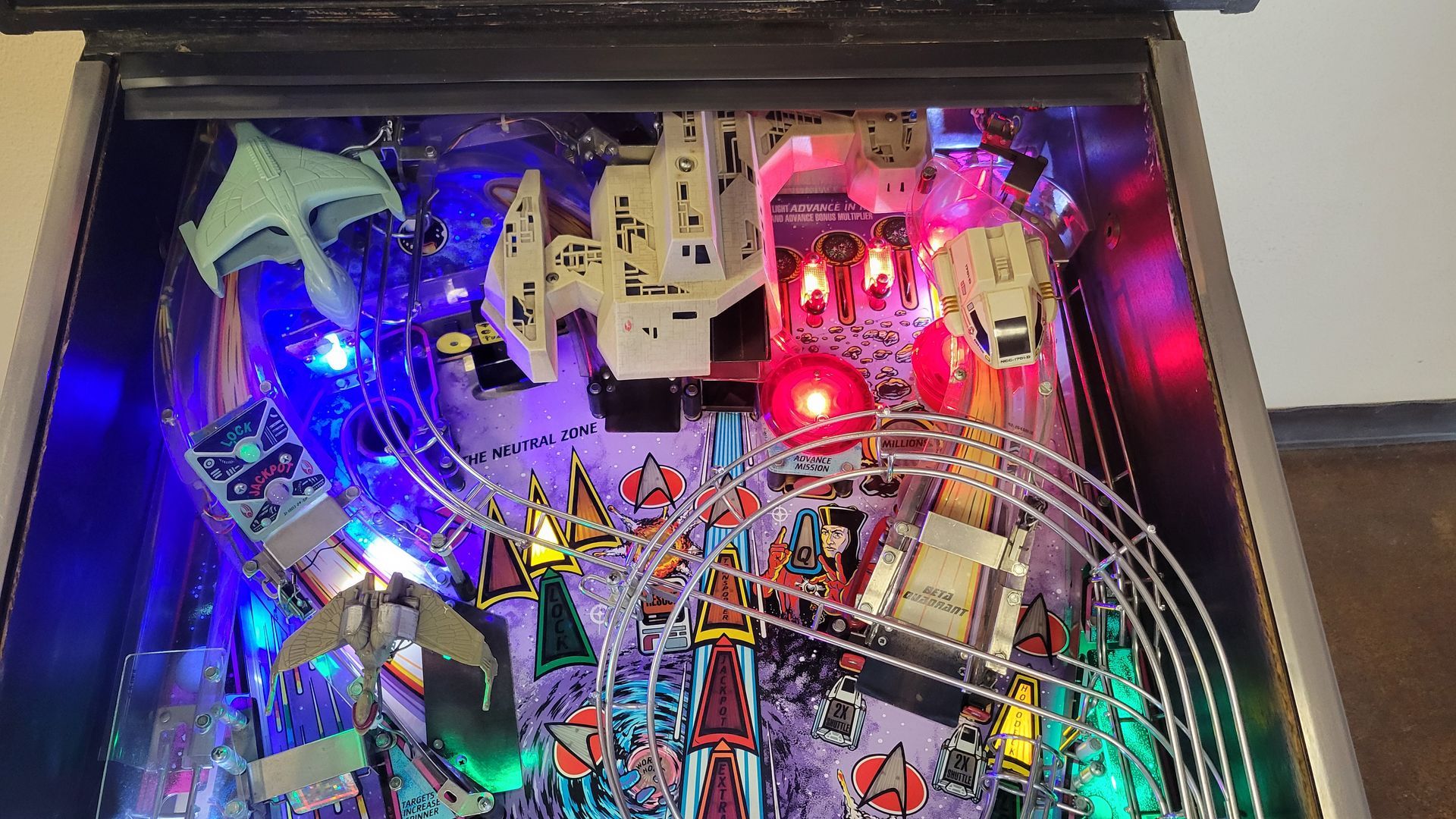 A pinball machine with a lot of lights on it