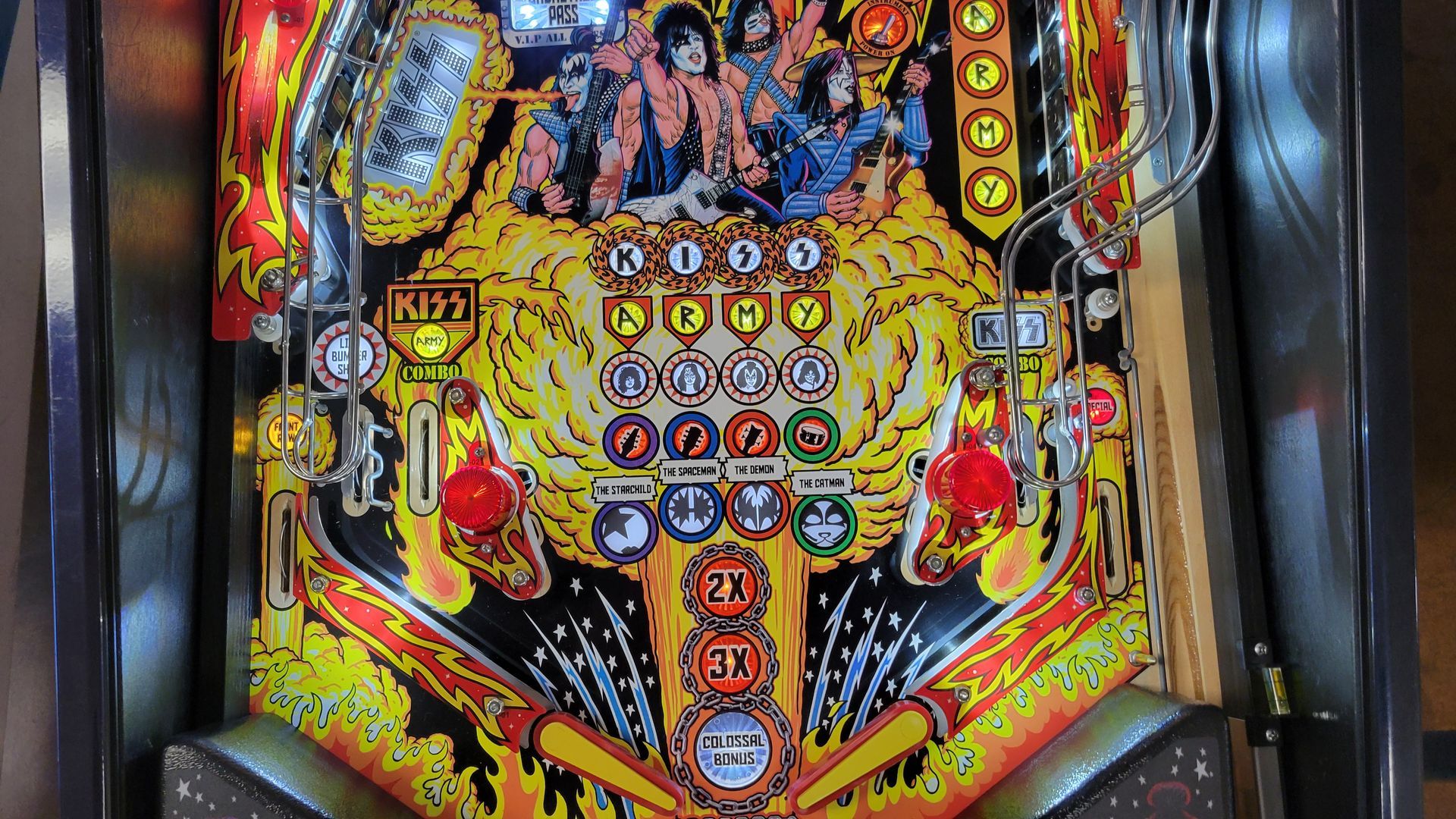 A pinball machine with a kiss logo on it