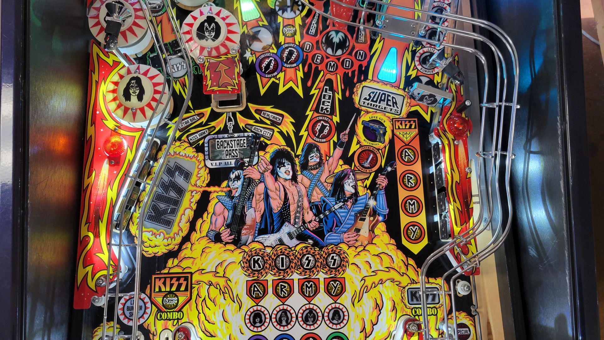 A pinball machine with a picture of kiss on it