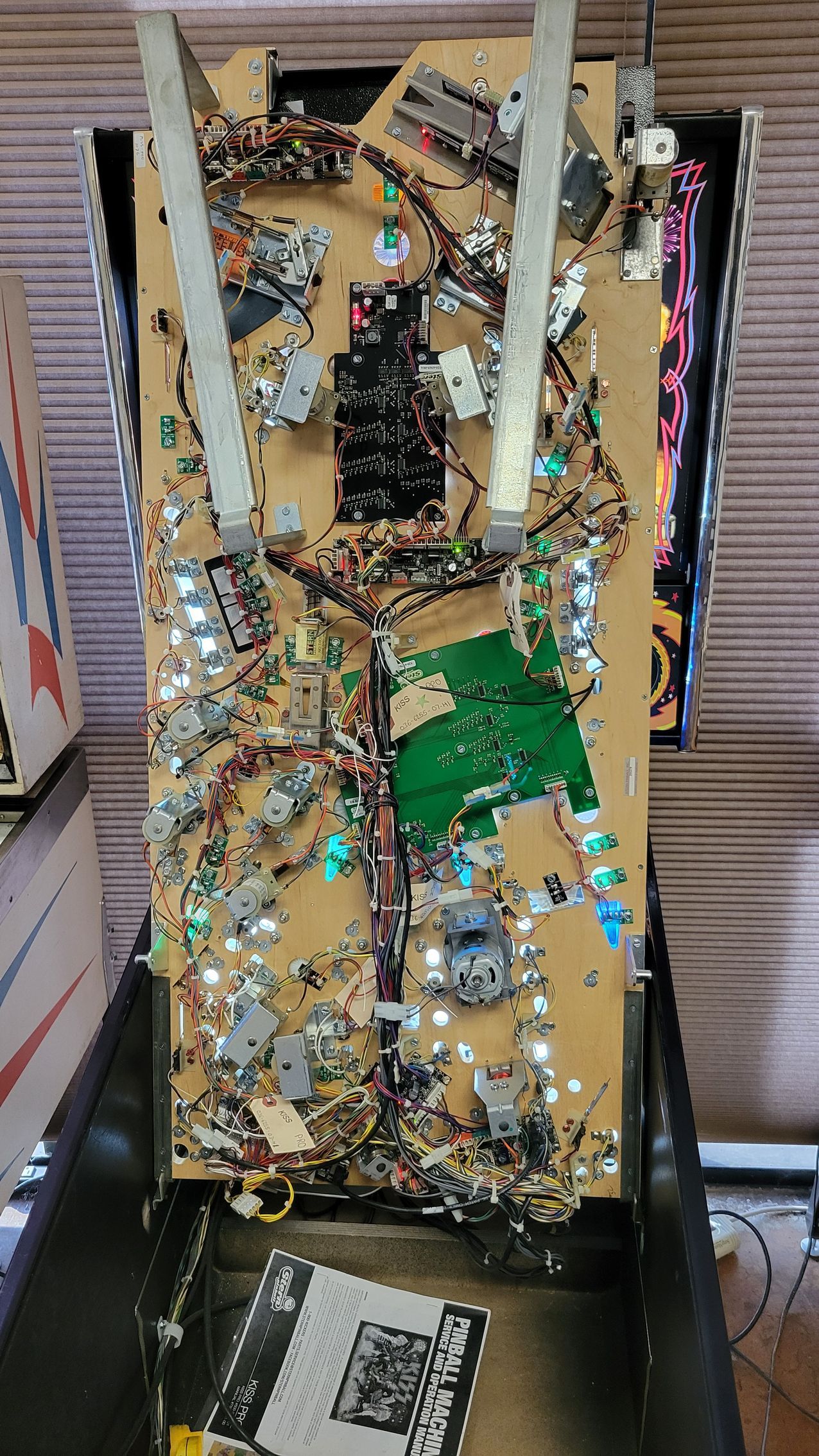 A pinball machine is sitting on top of a wooden table.