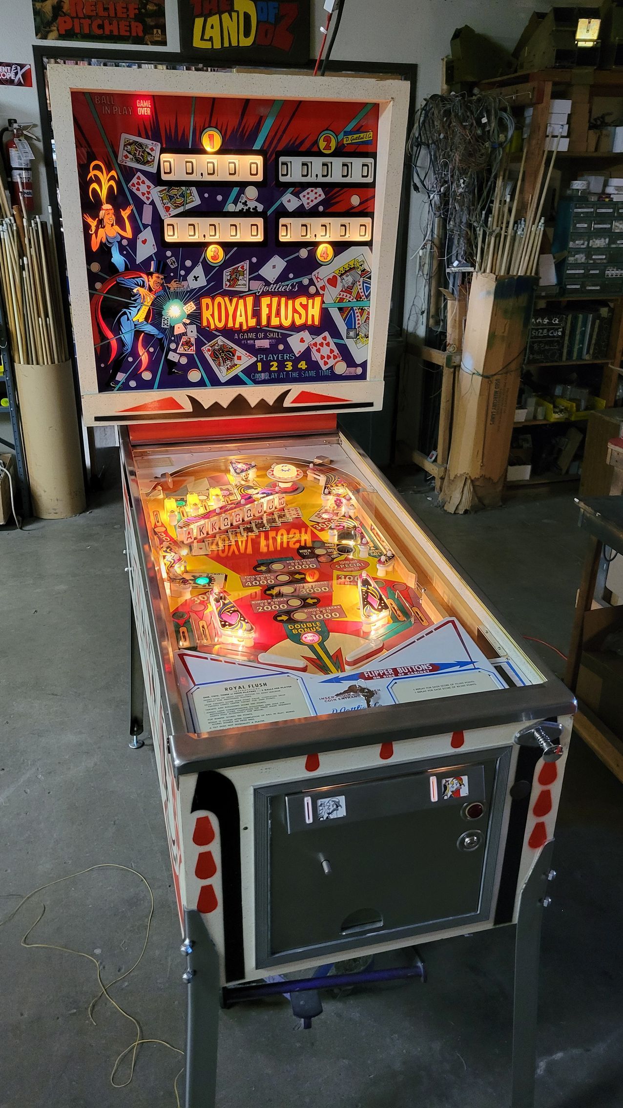 A pinball machine is sitting in a room.