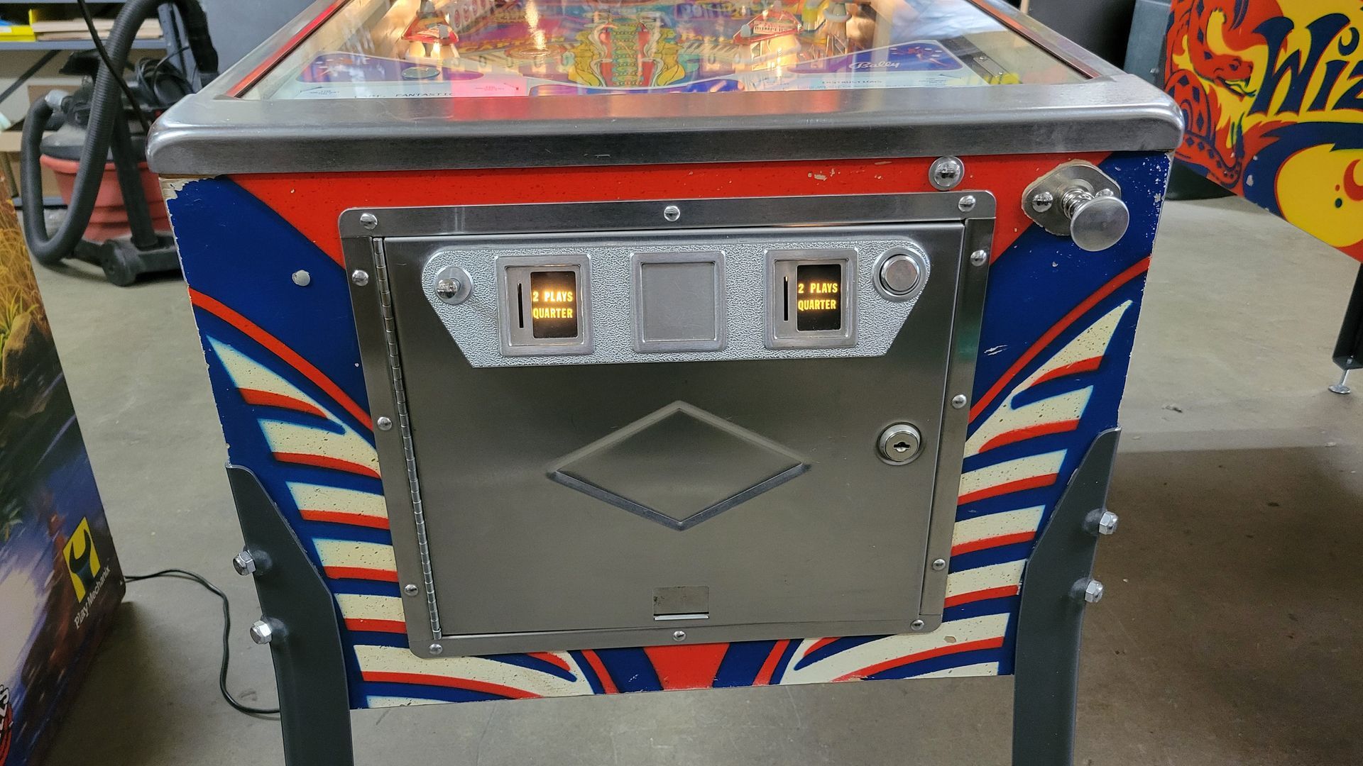 A pinball machine is sitting on a table in a room.