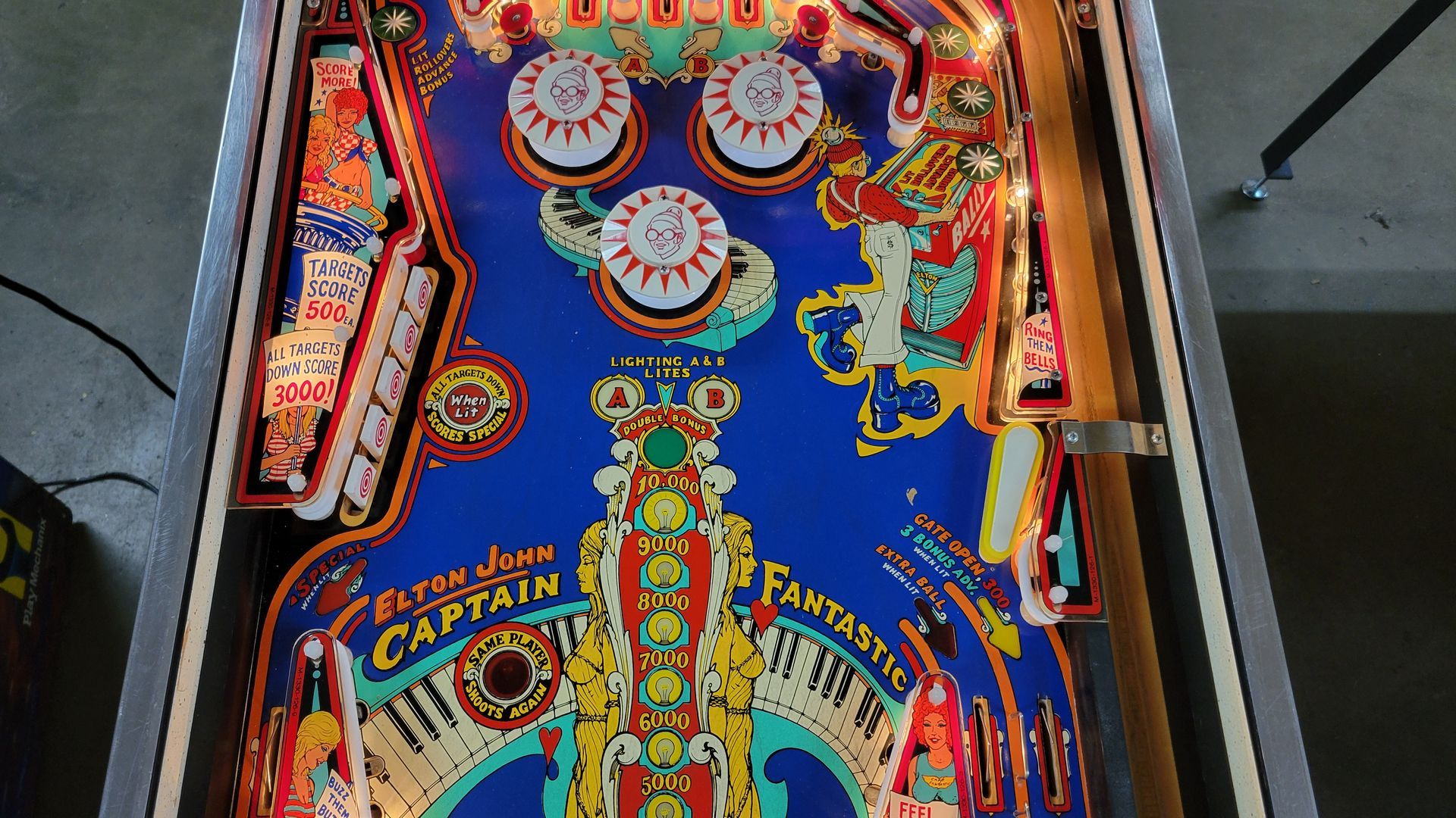 A pinball machine that says captain fantastic on it