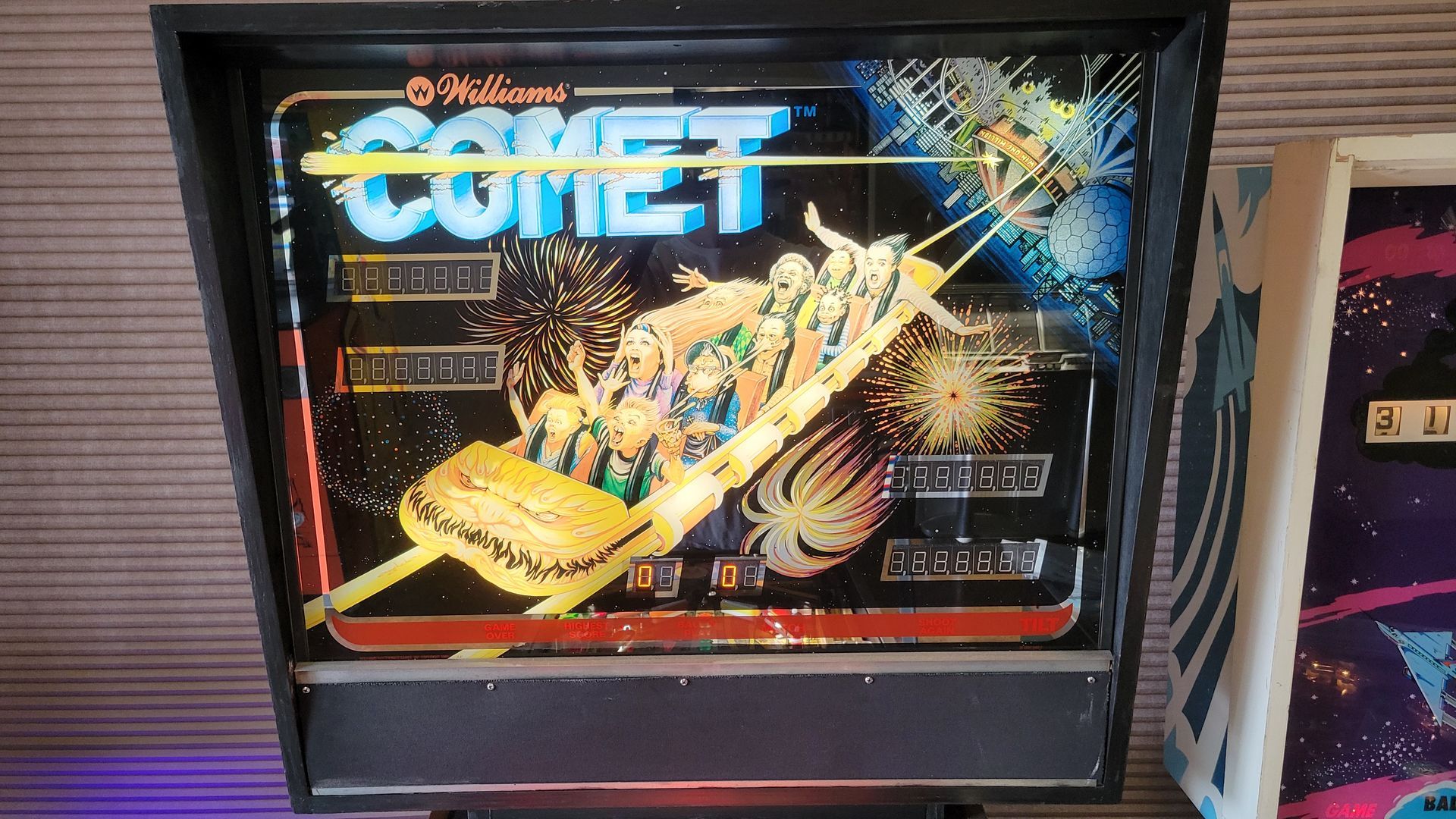 A pinball machine with the word comet on it