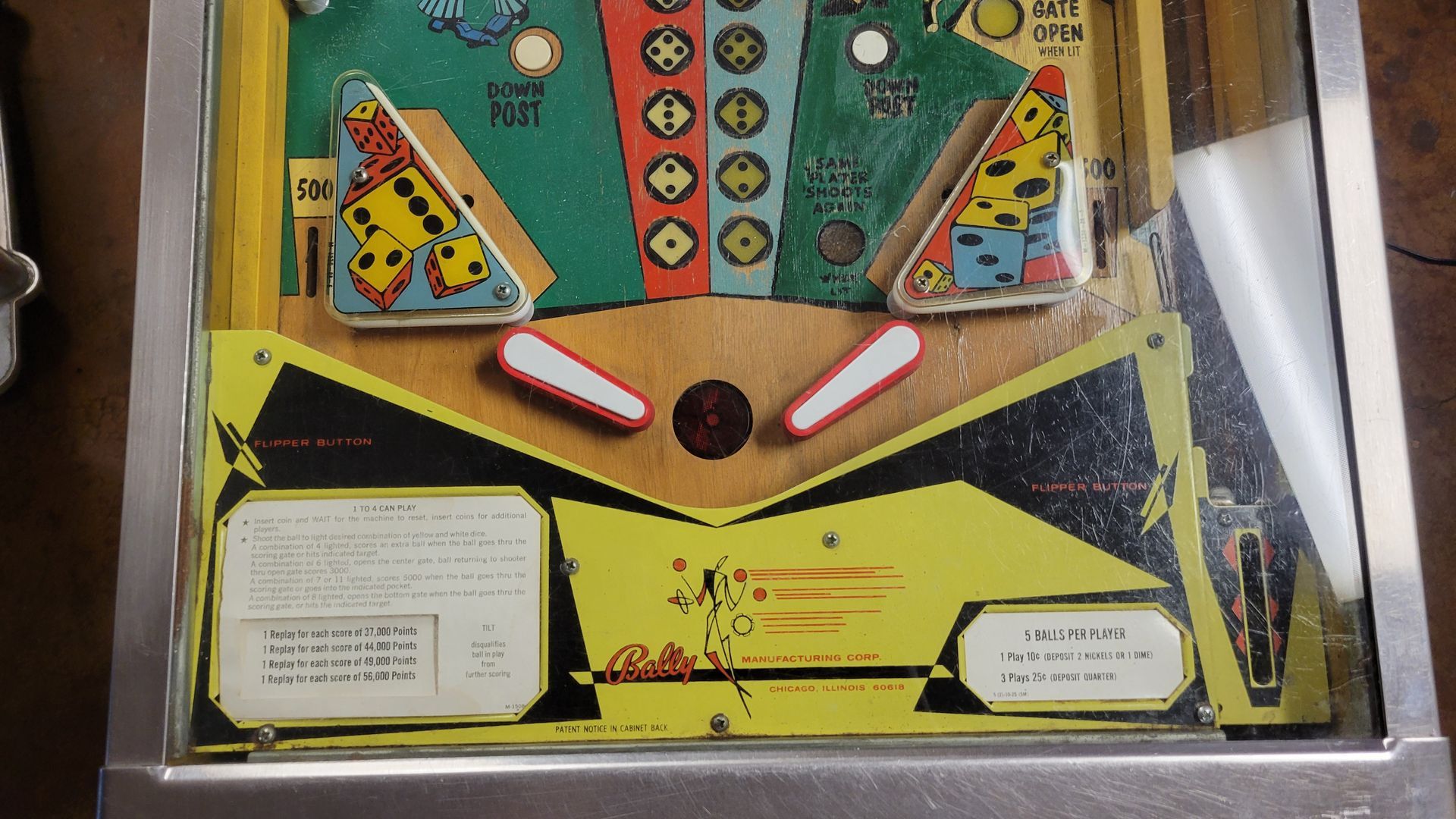 A pinball machine is sitting on a wooden table
