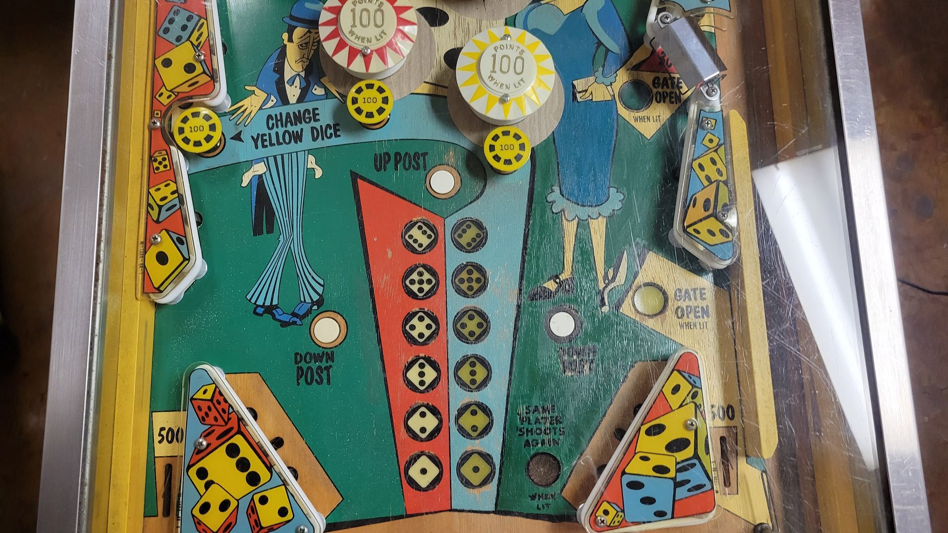 A pinball machine is sitting on a table.