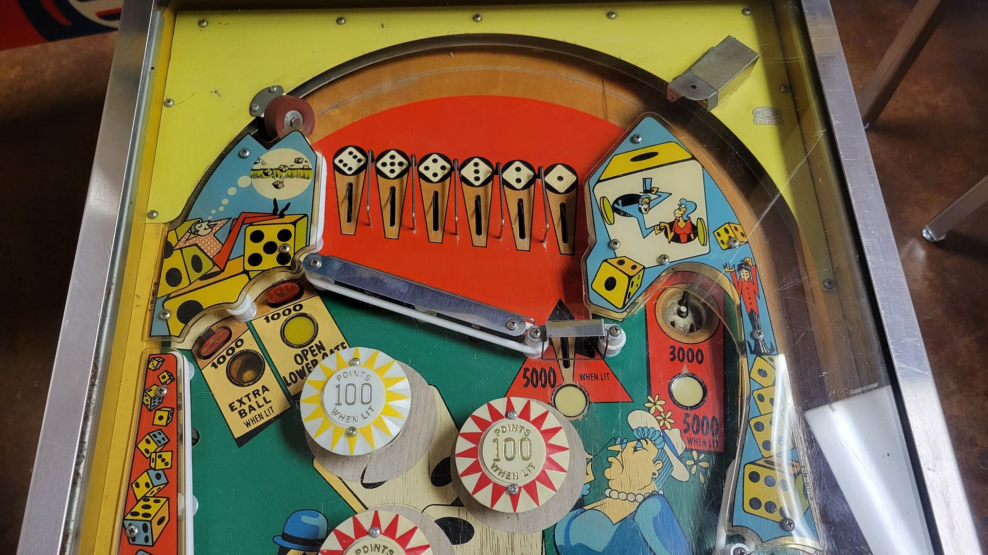 A pinball machine with the number 100 on it