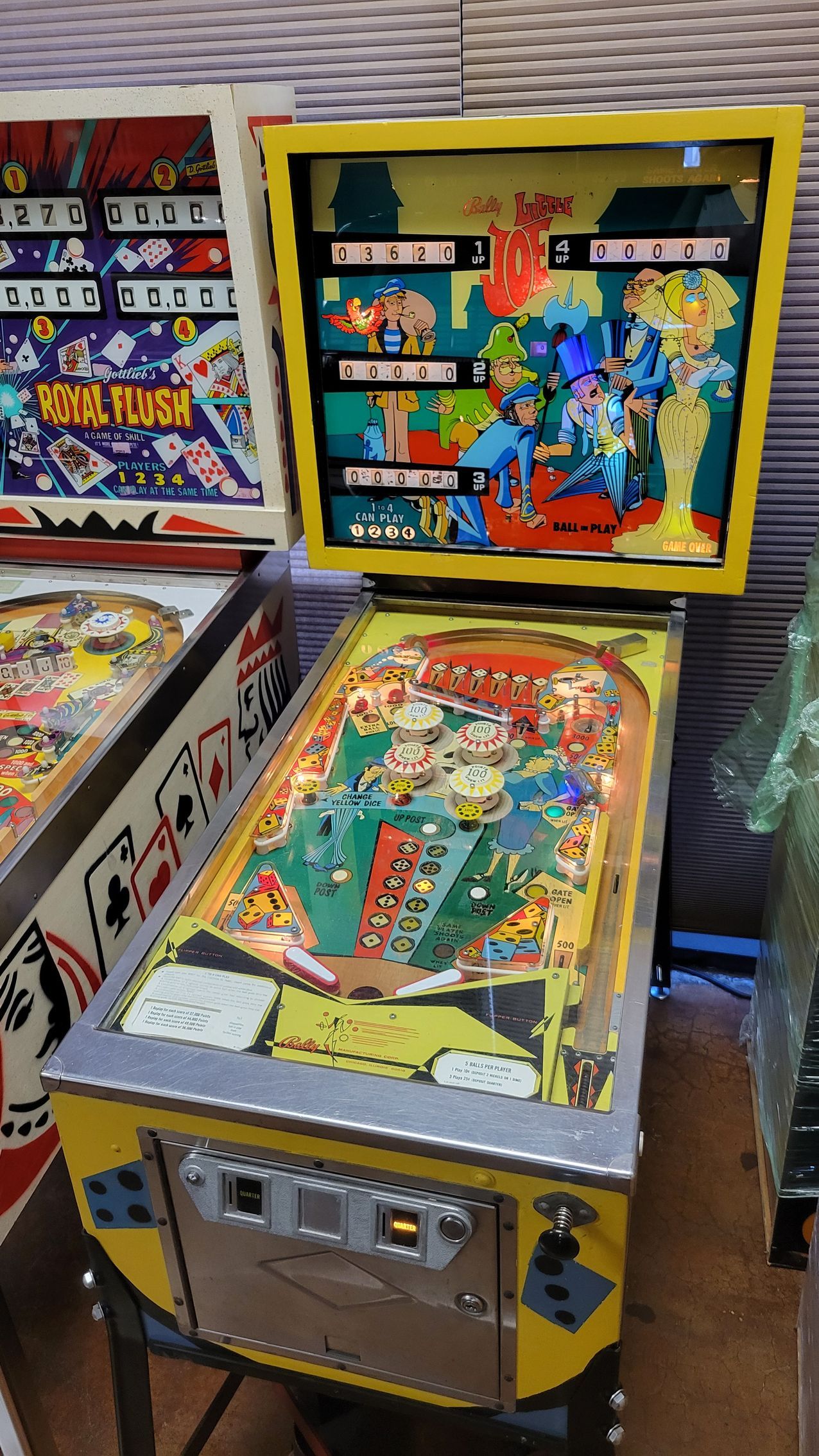 A pinball machine is sitting on a table in a room.