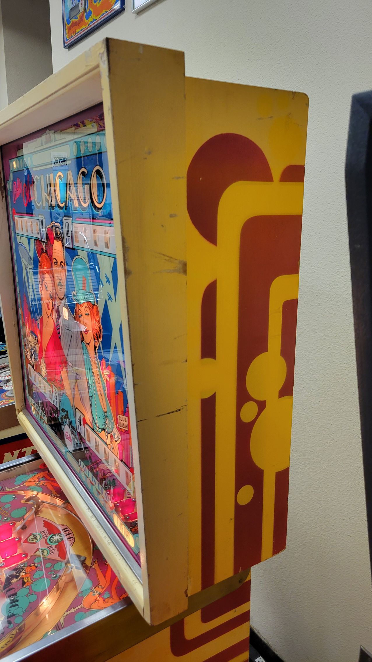 A pinball machine is sitting on a table in a room.