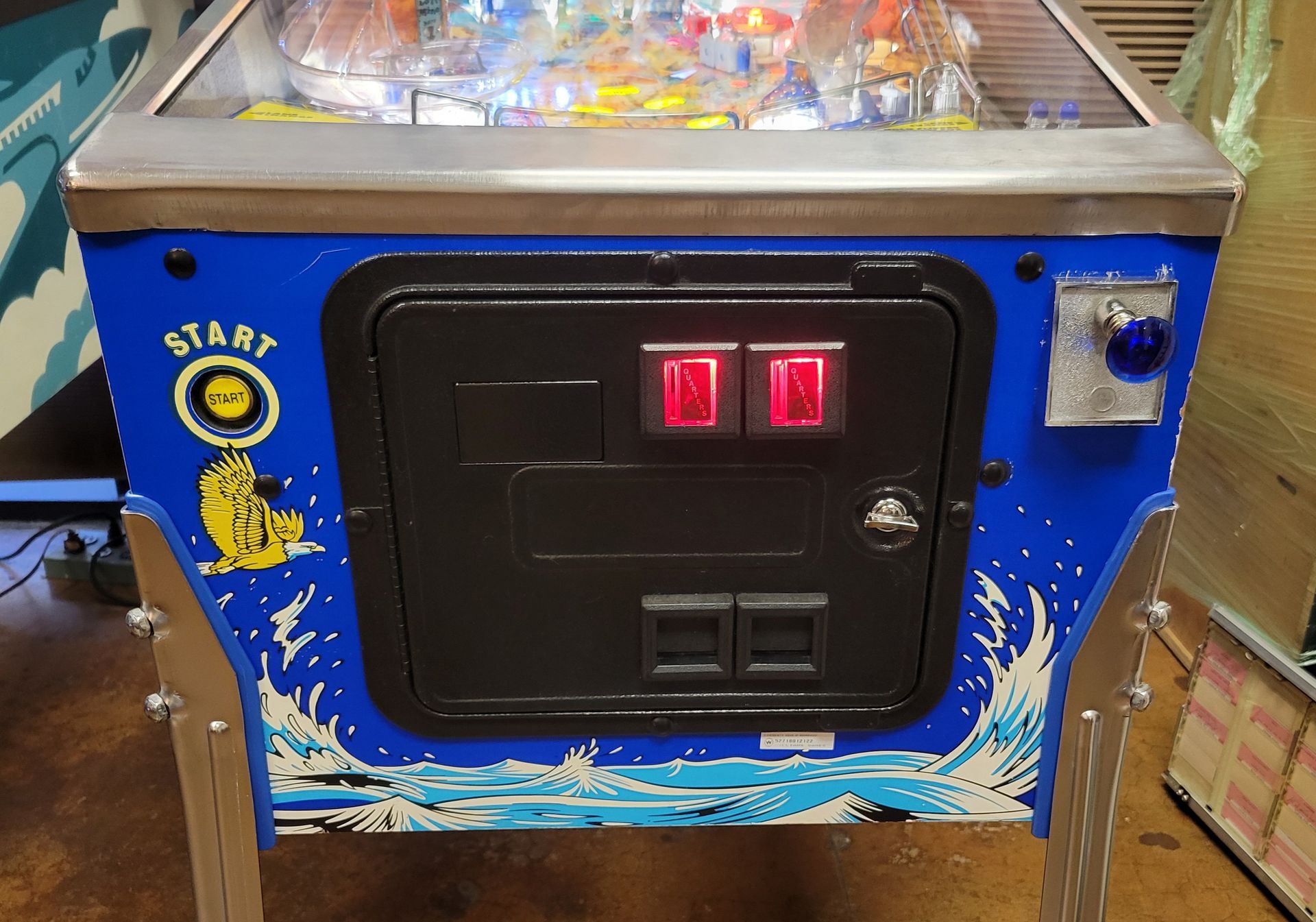 A pinball machine with the word start on it