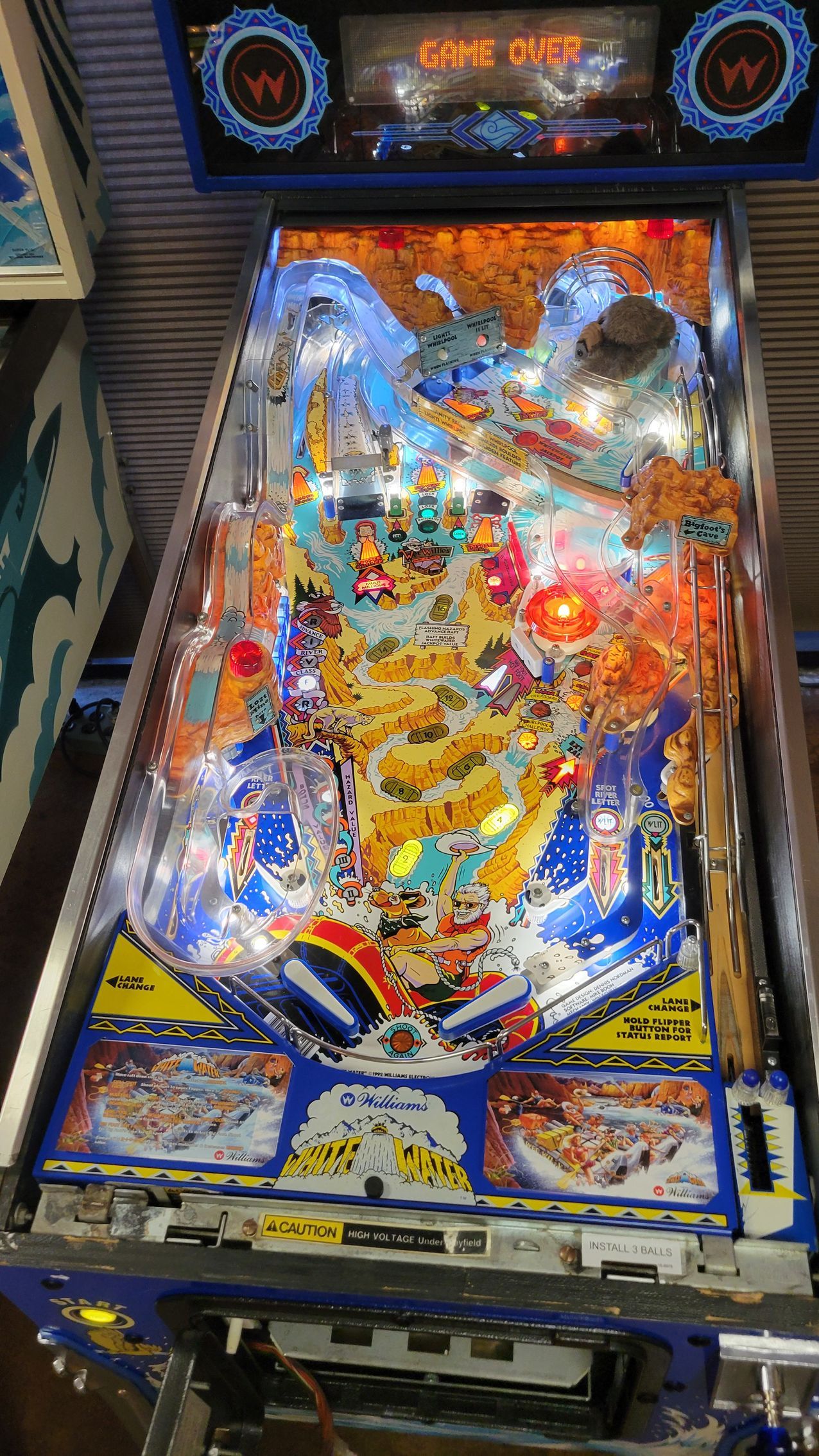 A pinball machine is sitting on top of a table.