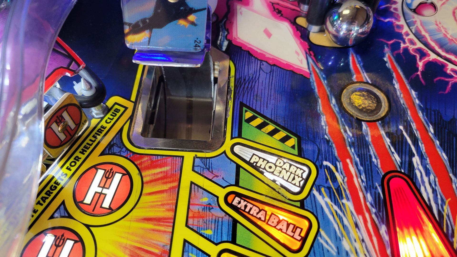A close up of a pinball machine that says extra cash