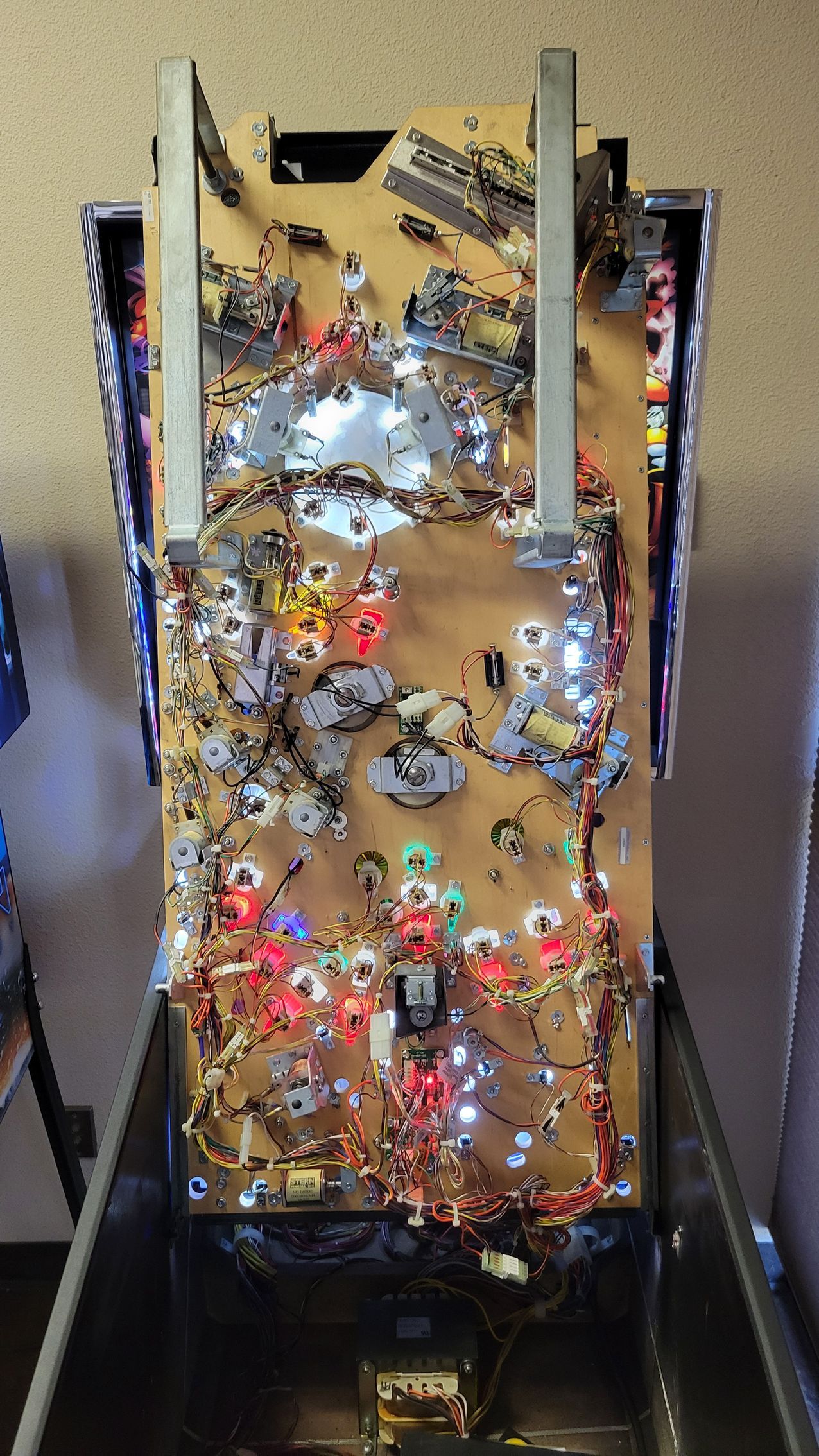 A pinball machine is sitting on top of a table.