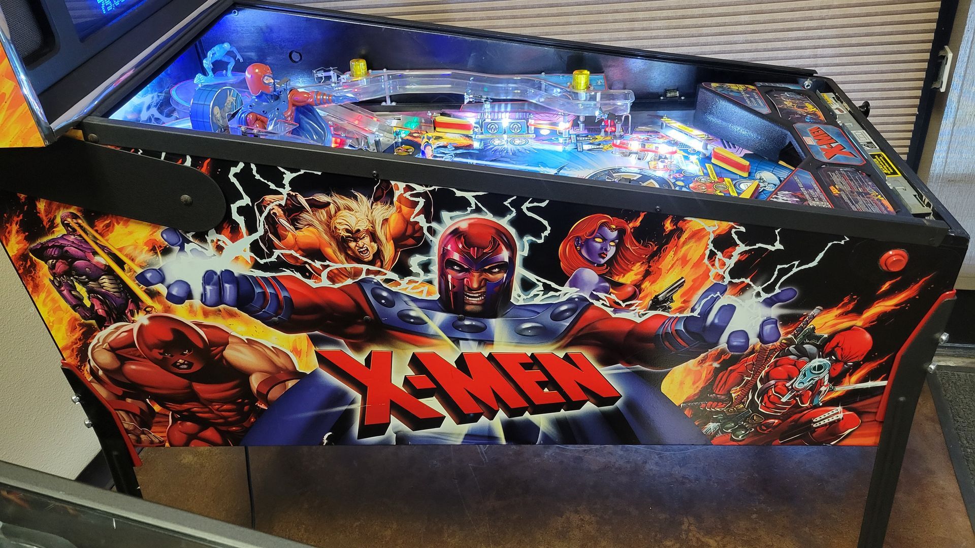 A pinball machine that says x-men on it