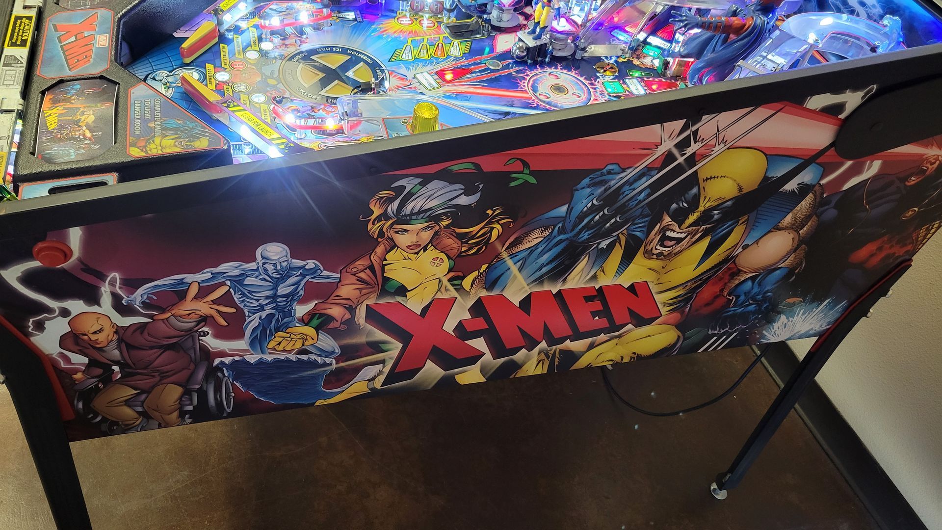 A pinball machine with the word x-men on it