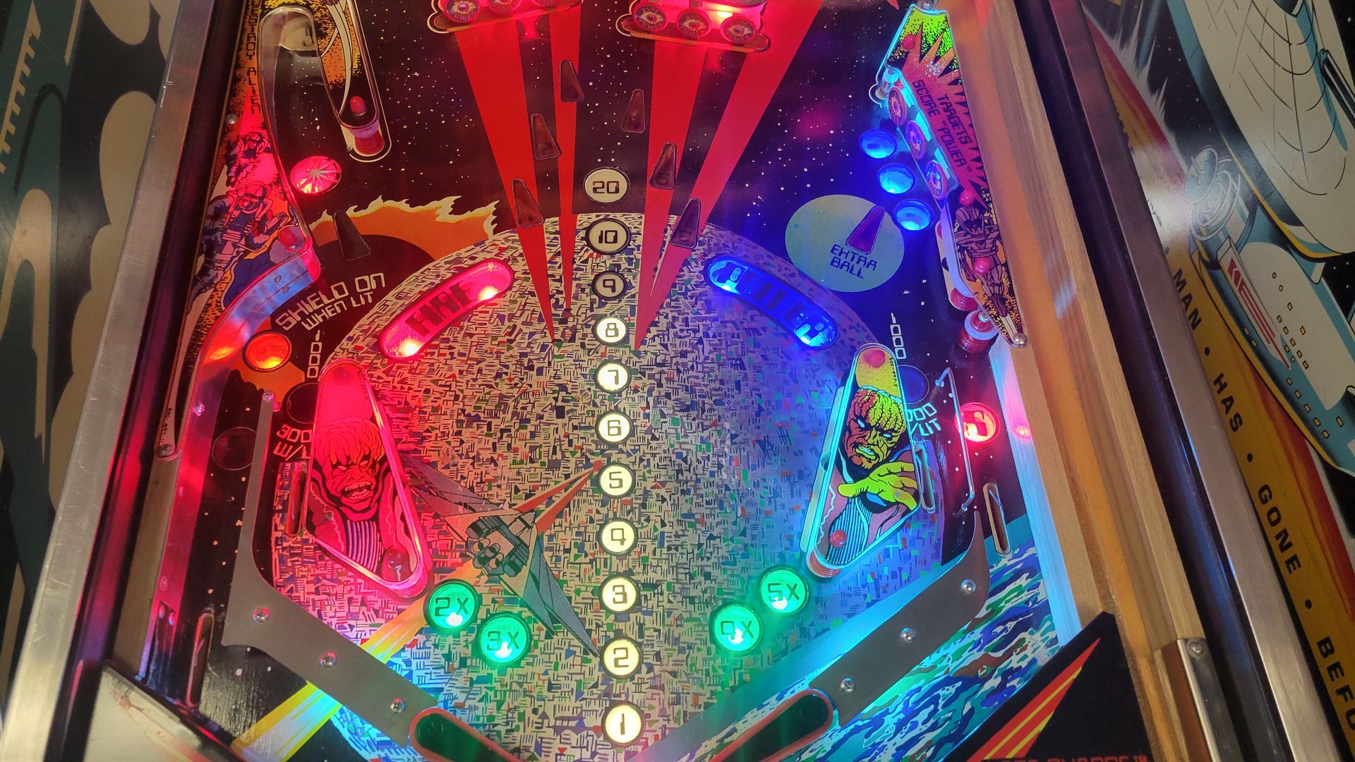 A pinball machine with a lot of lights on it