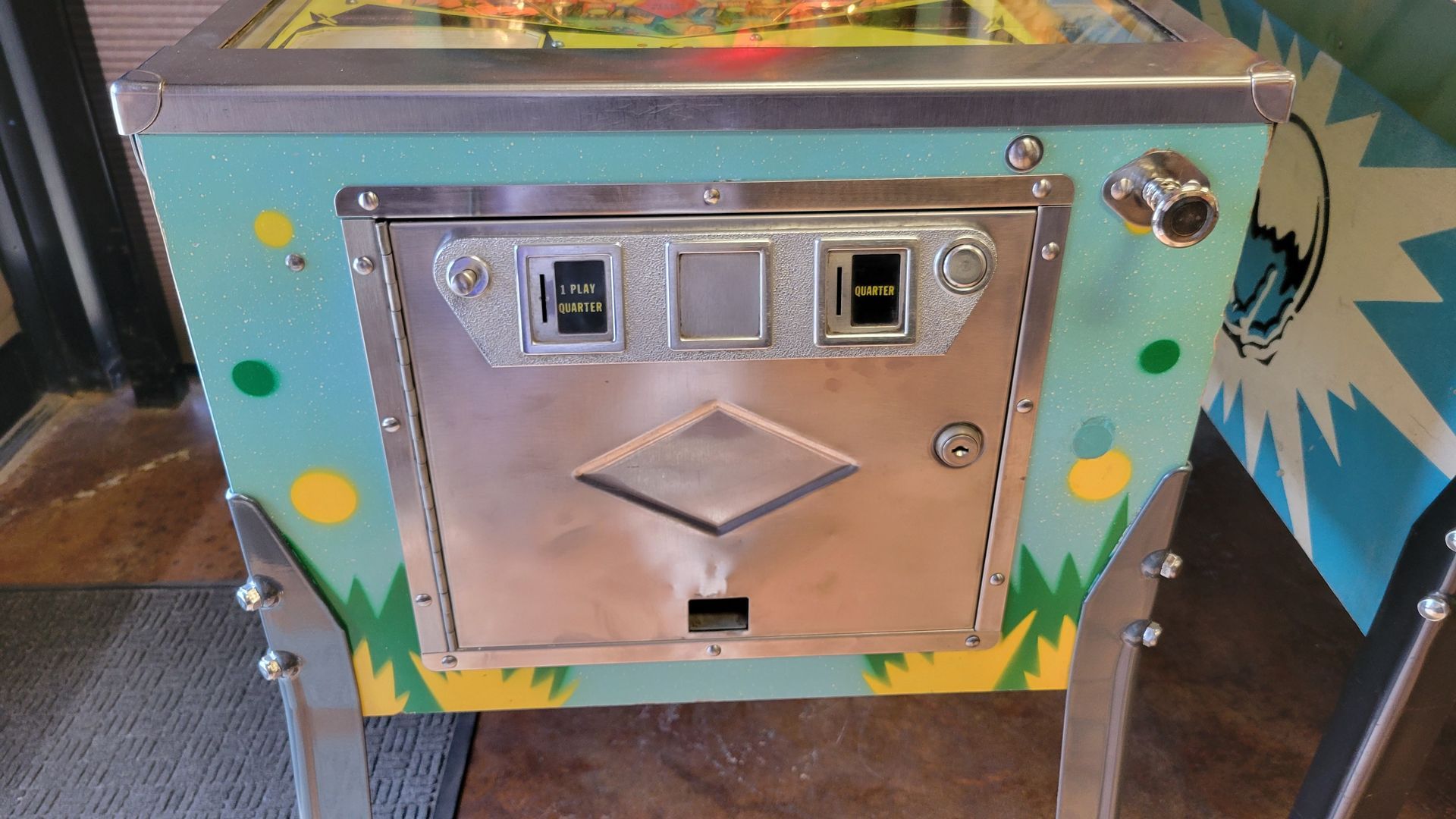 A pinball machine is sitting on a table in a room.