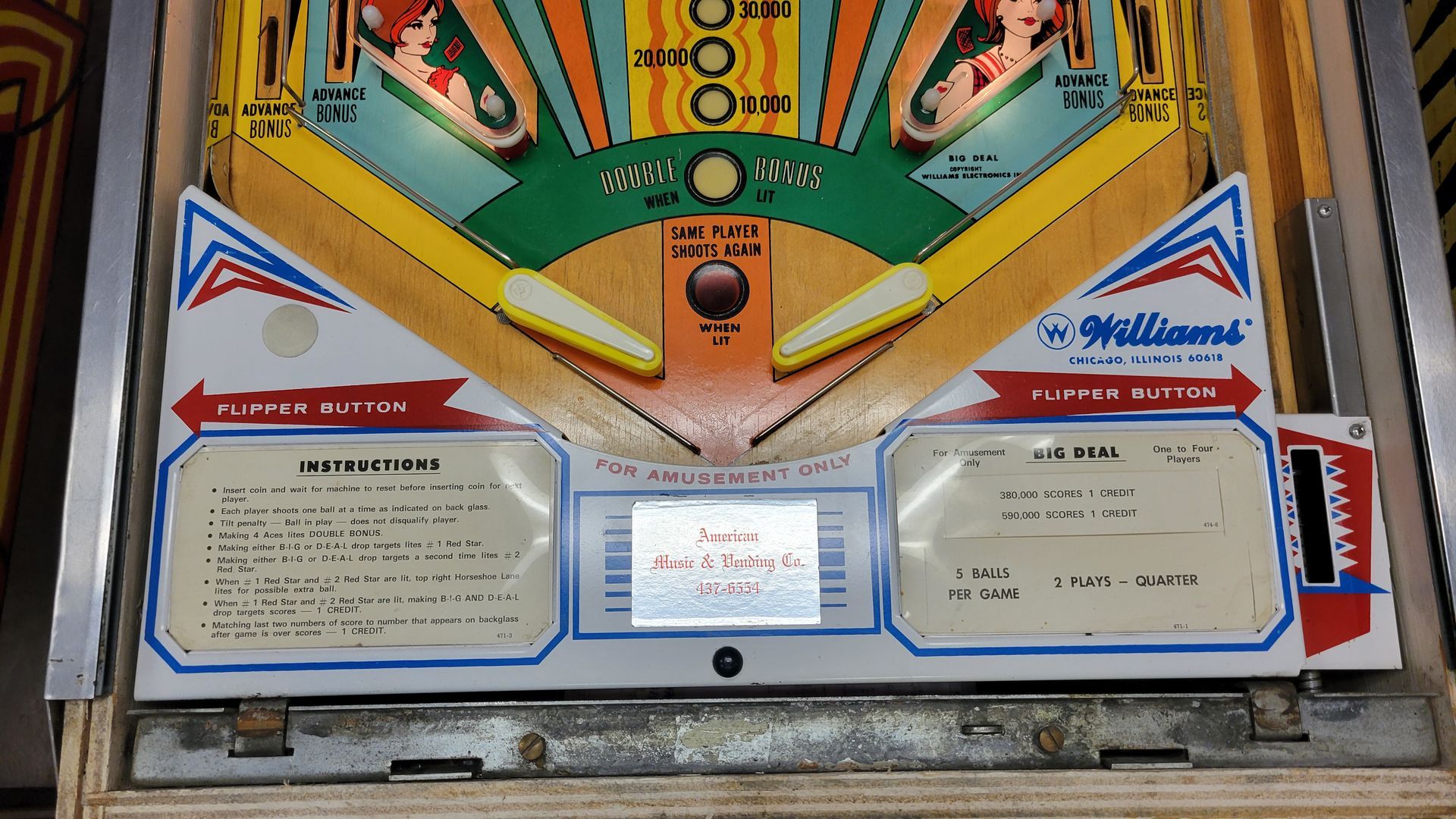 A pinball machine that says williams on it