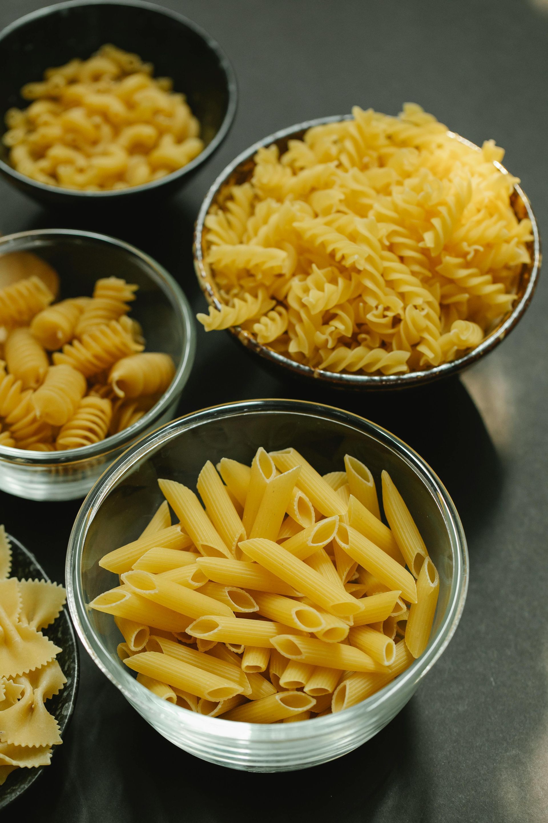 Cuencos de pasta de diversas formas.