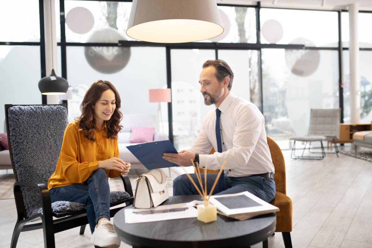 Interior designer in tie and white shirt talking to the customer near Lexington, Kentucky (KY)