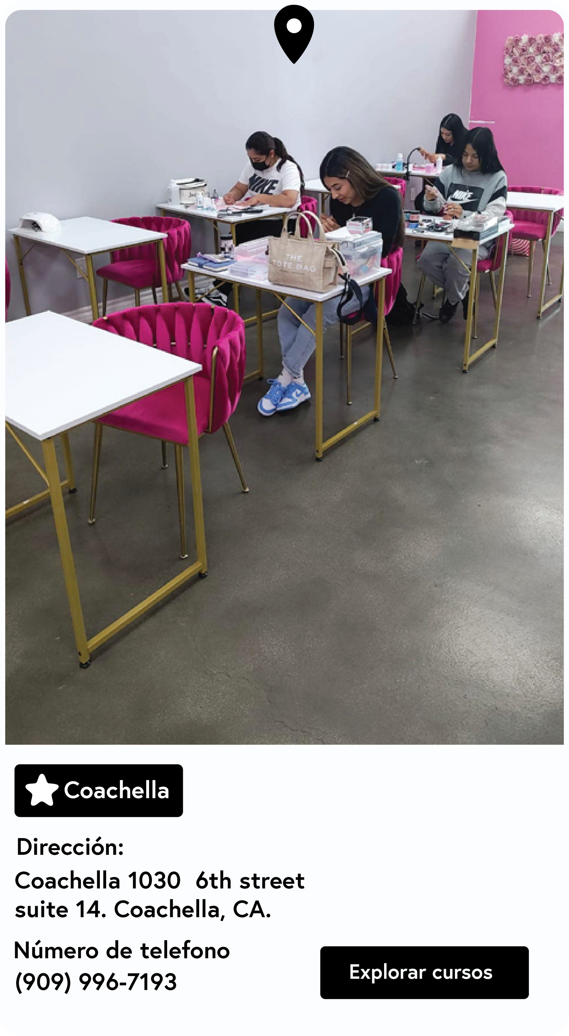 Un aula en Coachella con alumnos trabajando en pupitres. Sillas rosas y marcos dorados.